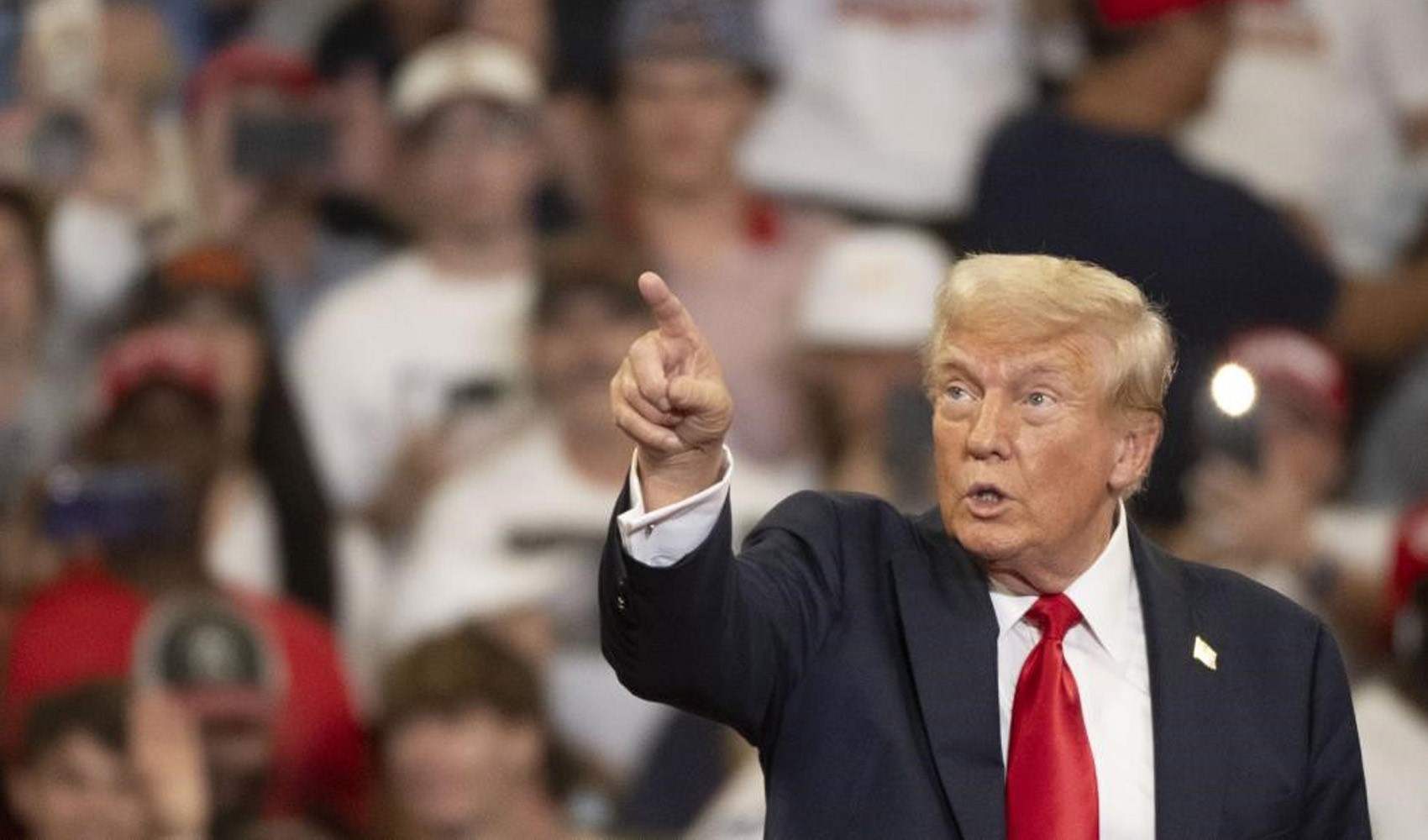 Il processo per 'denaro in cambio di silenzio' contro Trump rinviato a dopo le elezioni
