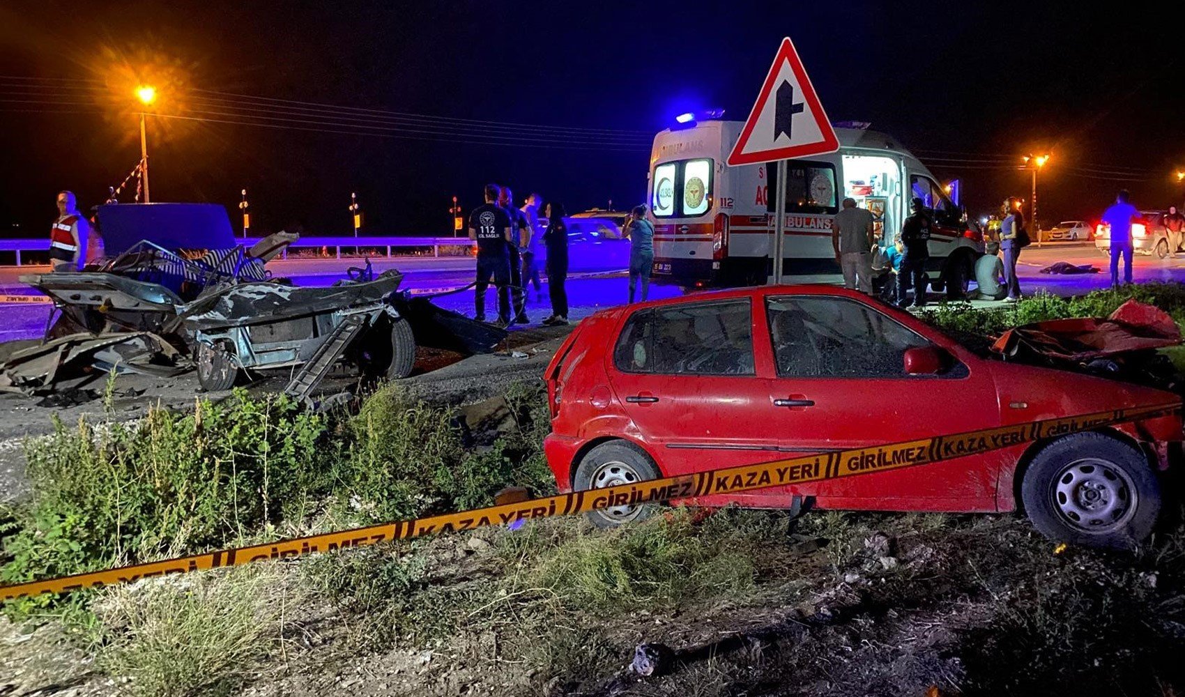 Refüjü aşan otomobil karşı şeritten gelen otomobilin üzerine düştü