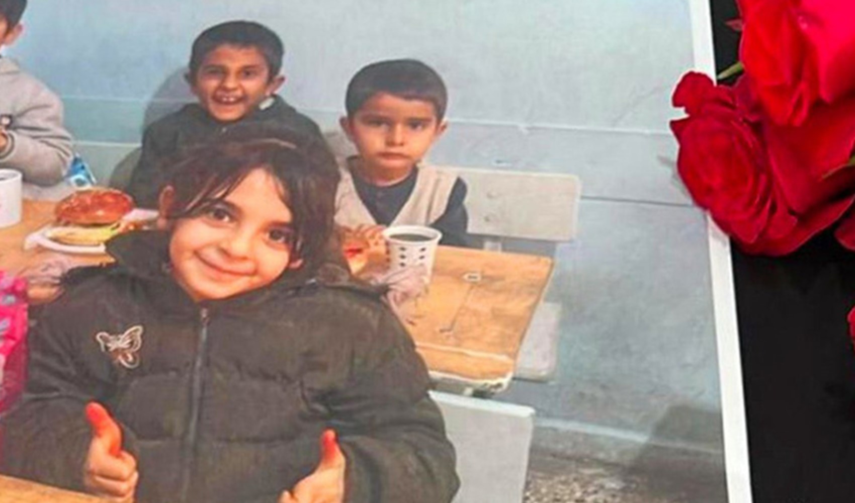 Okul arkadaşları Narin'in sırasına çiçek bıraktı: Yaşasaydı bugün okula başlayacaktı...