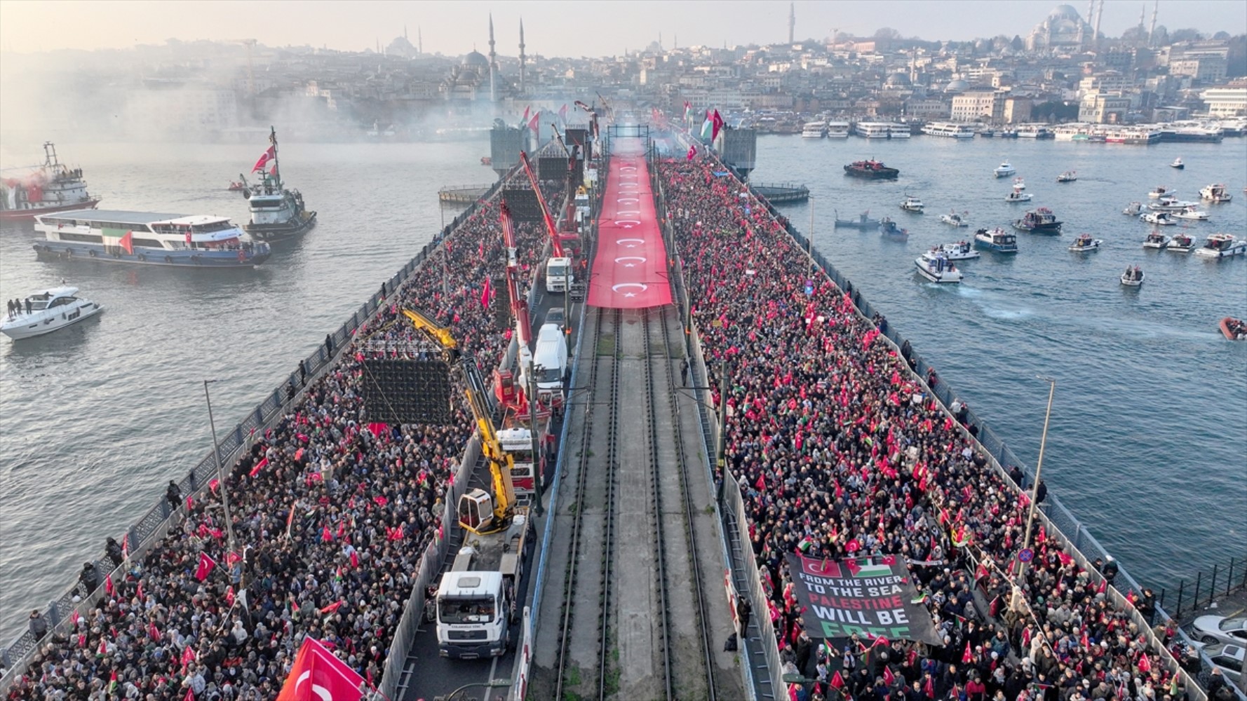 Galata Köprüsü'nde 'Gazze' mitingi: Bilal Erdoğan'dan güçlü destek mesajı