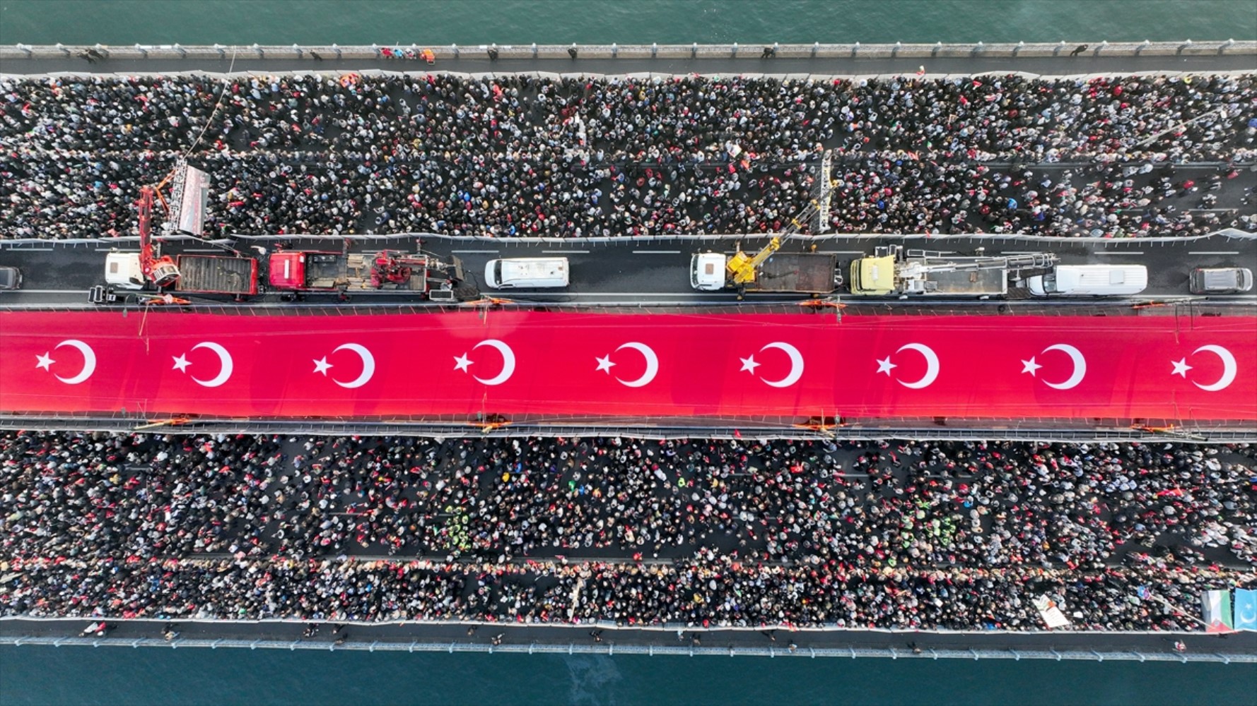 Galata Köprüsü'nde 'Gazze' mitingi: Bilal Erdoğan'dan güçlü destek mesajı