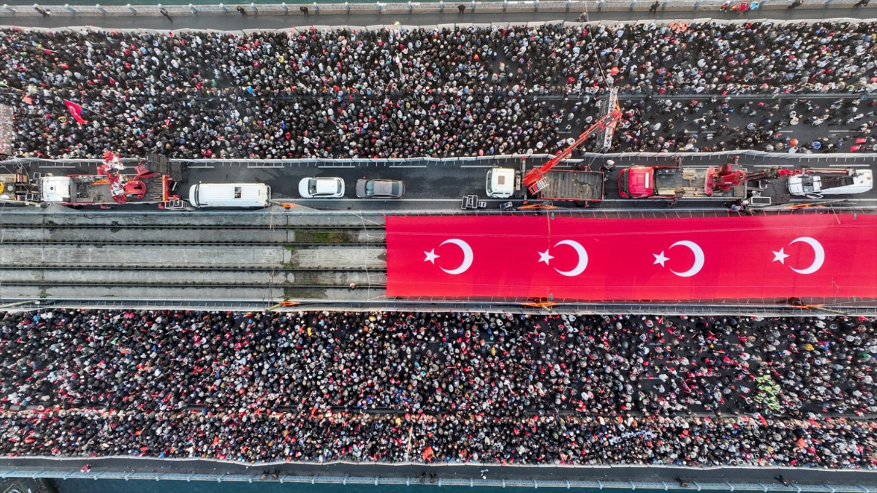 Galata Köprüsü'nde 'Gazze' mitingi: Bilal Erdoğan'dan güçlü destek mesajı