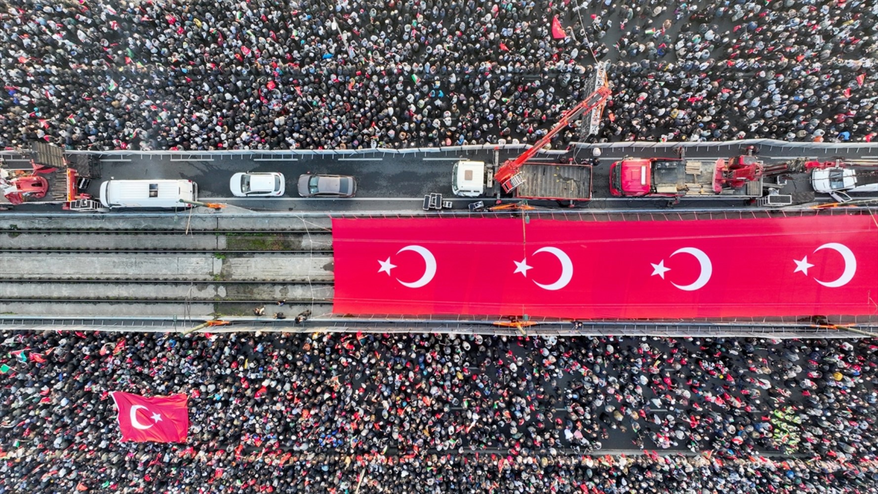 Galata Köprüsü'nde 'Gazze' mitingi: Bilal Erdoğan'dan güçlü destek mesajı