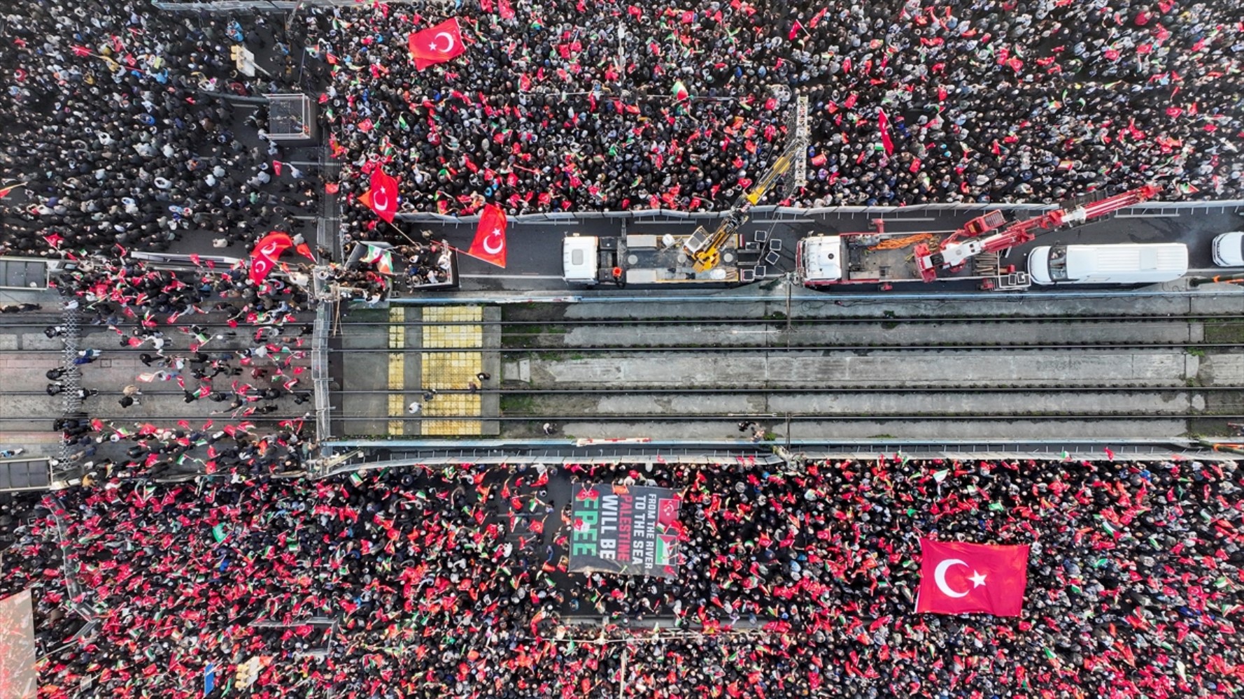 Galata Köprüsü'nde 'Gazze' mitingi: Bilal Erdoğan'dan güçlü destek mesajı