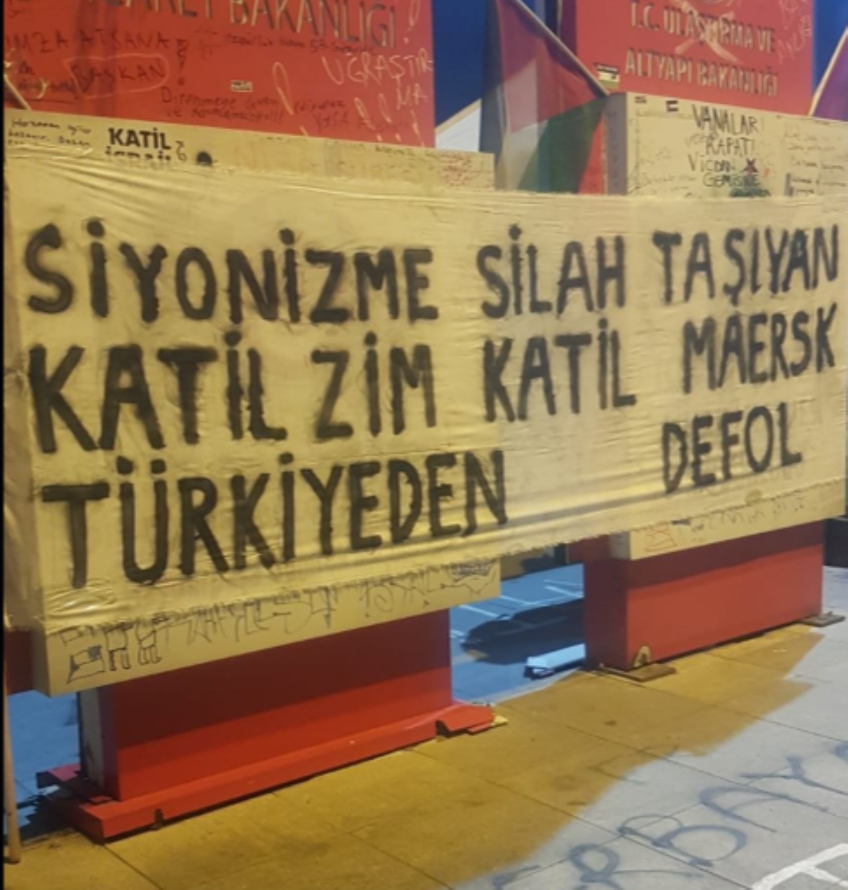 Galata Köprüsü'nde Gazze mitingi: İsrailli şirketlere tepki engellendi