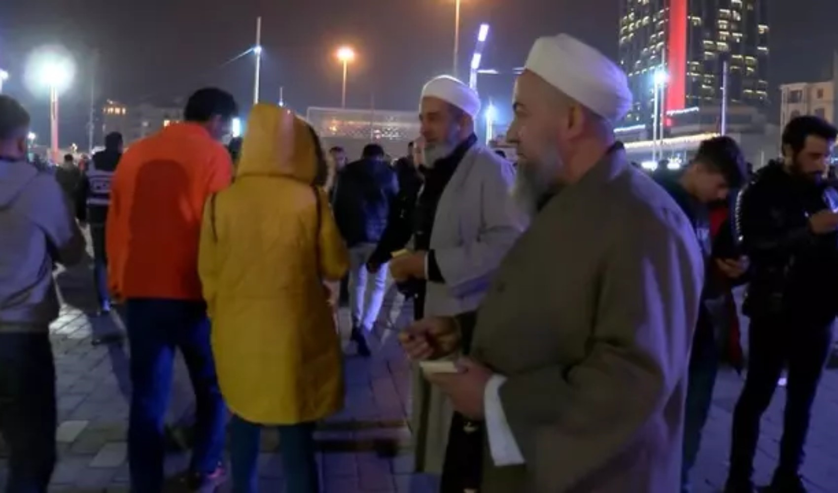 Tebliğciler yılbaşı meydanlarında: 'Yılbaşı kutlamayın' diye bildiri dağıttılar