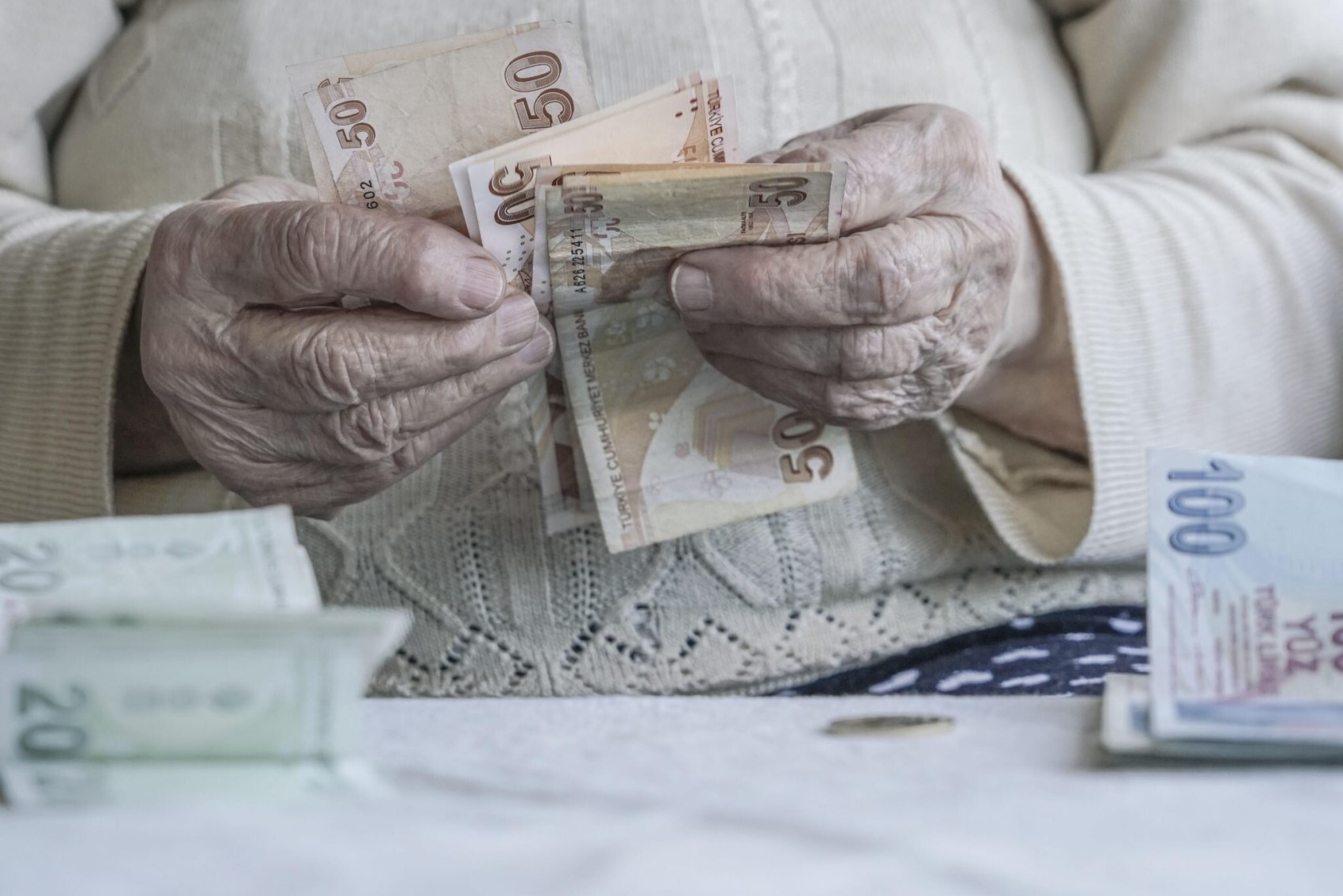Emeklilere ek zam yapılacak mı? SGK uzmanından kritik açıklama geldi