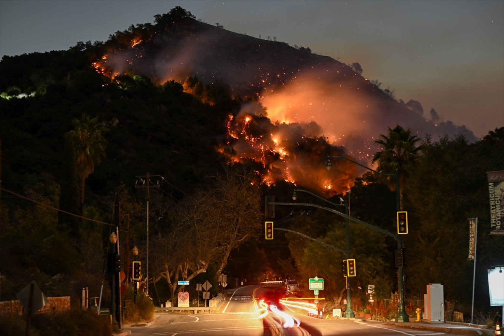 Los Angeles yangınında hayatını kaybedenlerin sayısı 10'a çıktı