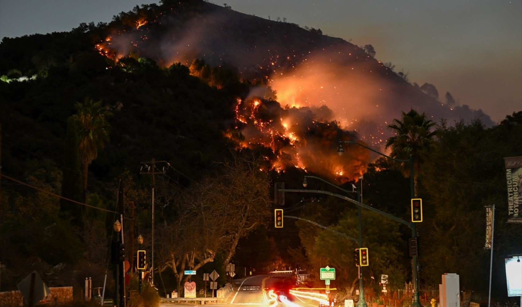 Los Angeles yangınında hayatını kaybedenlerin sayısı 10'a çıktı