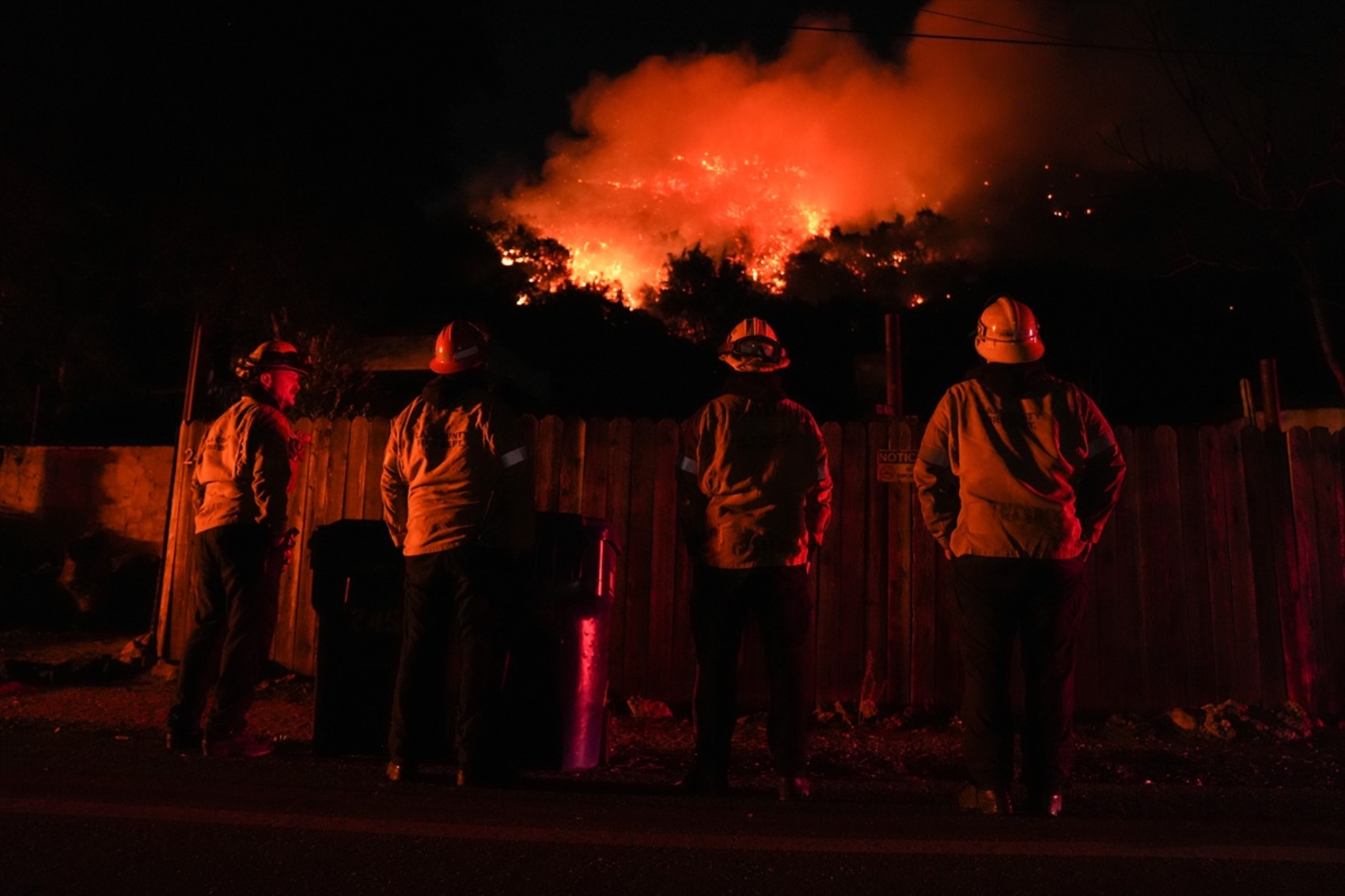 Los Angeles’ta orman yangınları 5 ayrı noktada devam ediyor