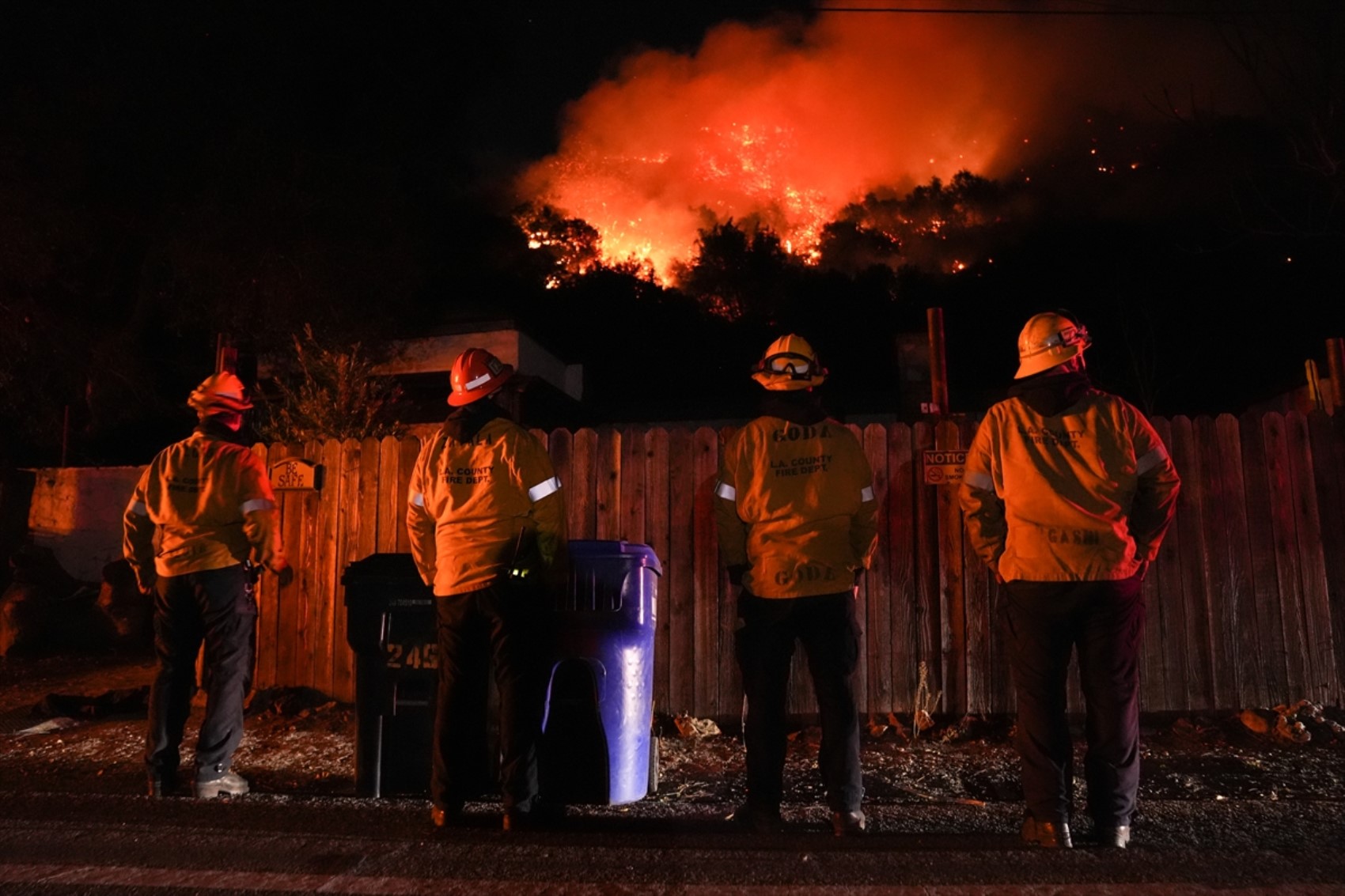 Los Angeles’ta orman yangınları 5 ayrı noktada devam ediyor