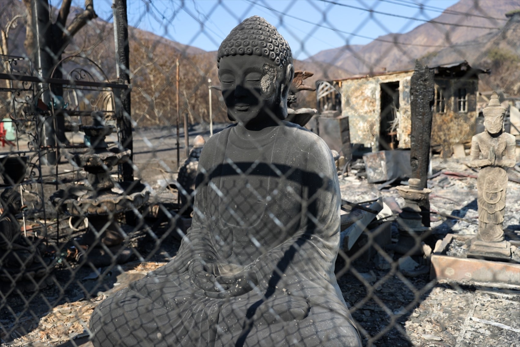 Los Angeles’ta orman yangınları 5 ayrı noktada devam ediyor