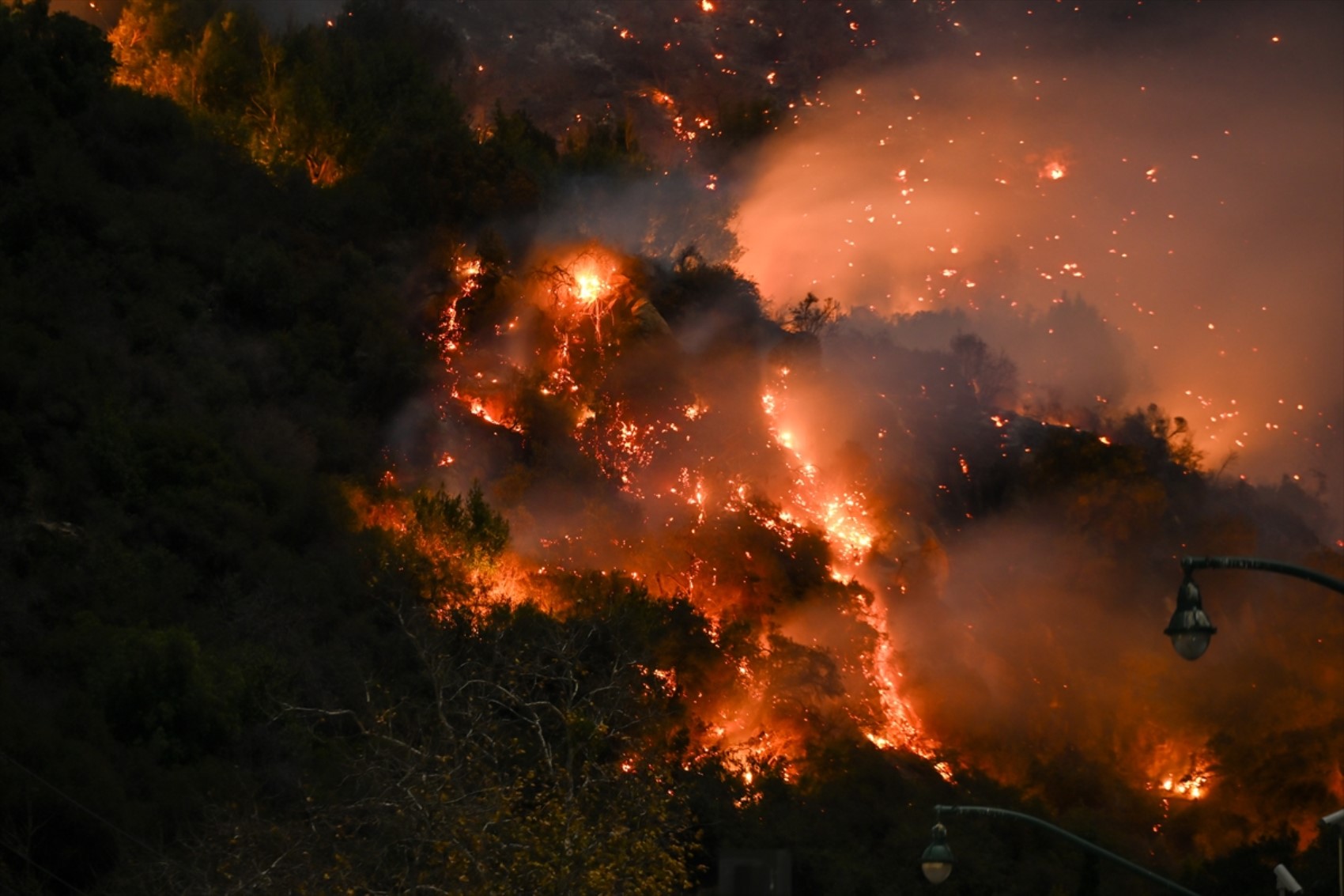 Los Angeles'taki orman yangınlarında can kaybı artıyor!