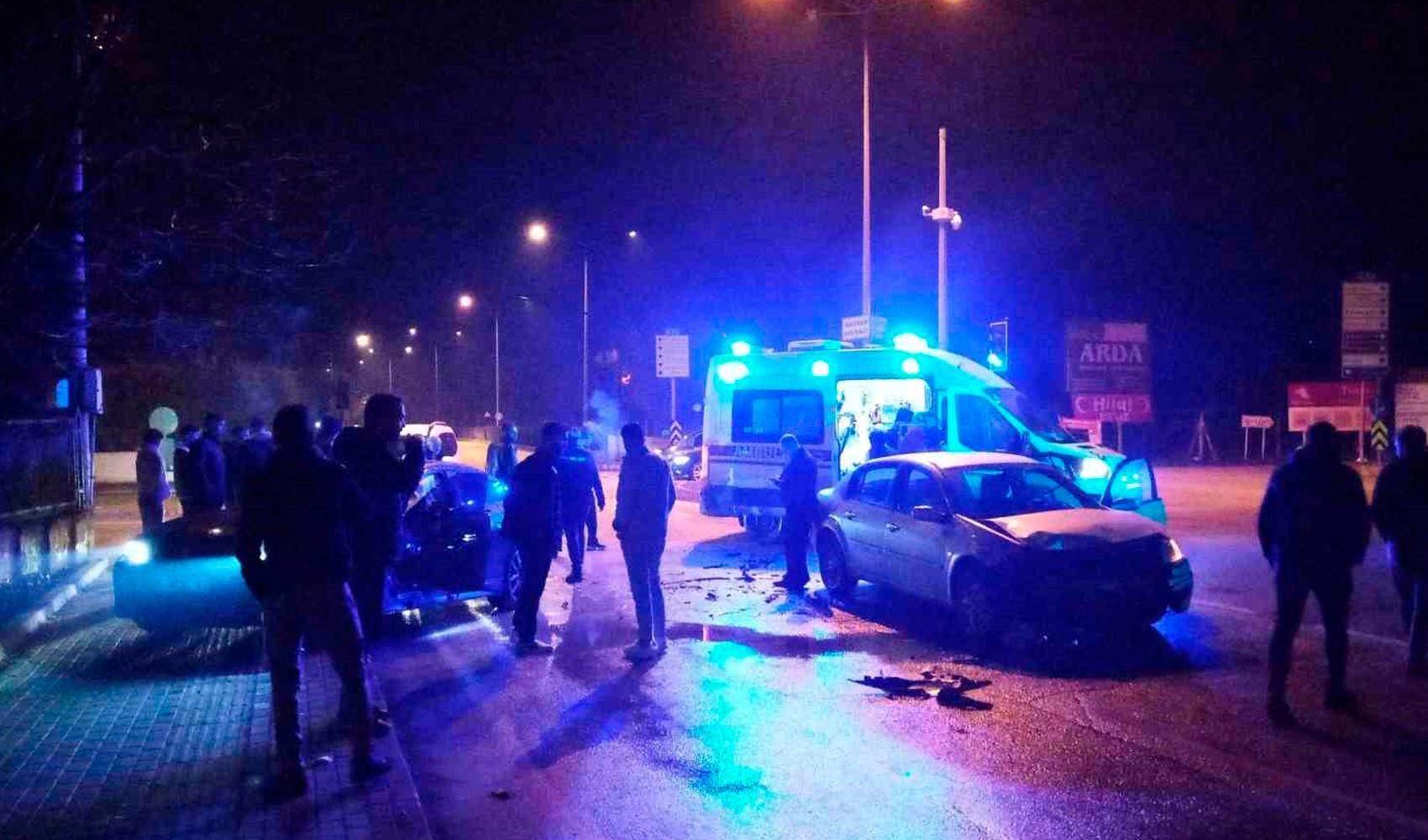 A Bursa, due auto si scontrano mentre cercavano di dare la precedenza a un'ambulanza