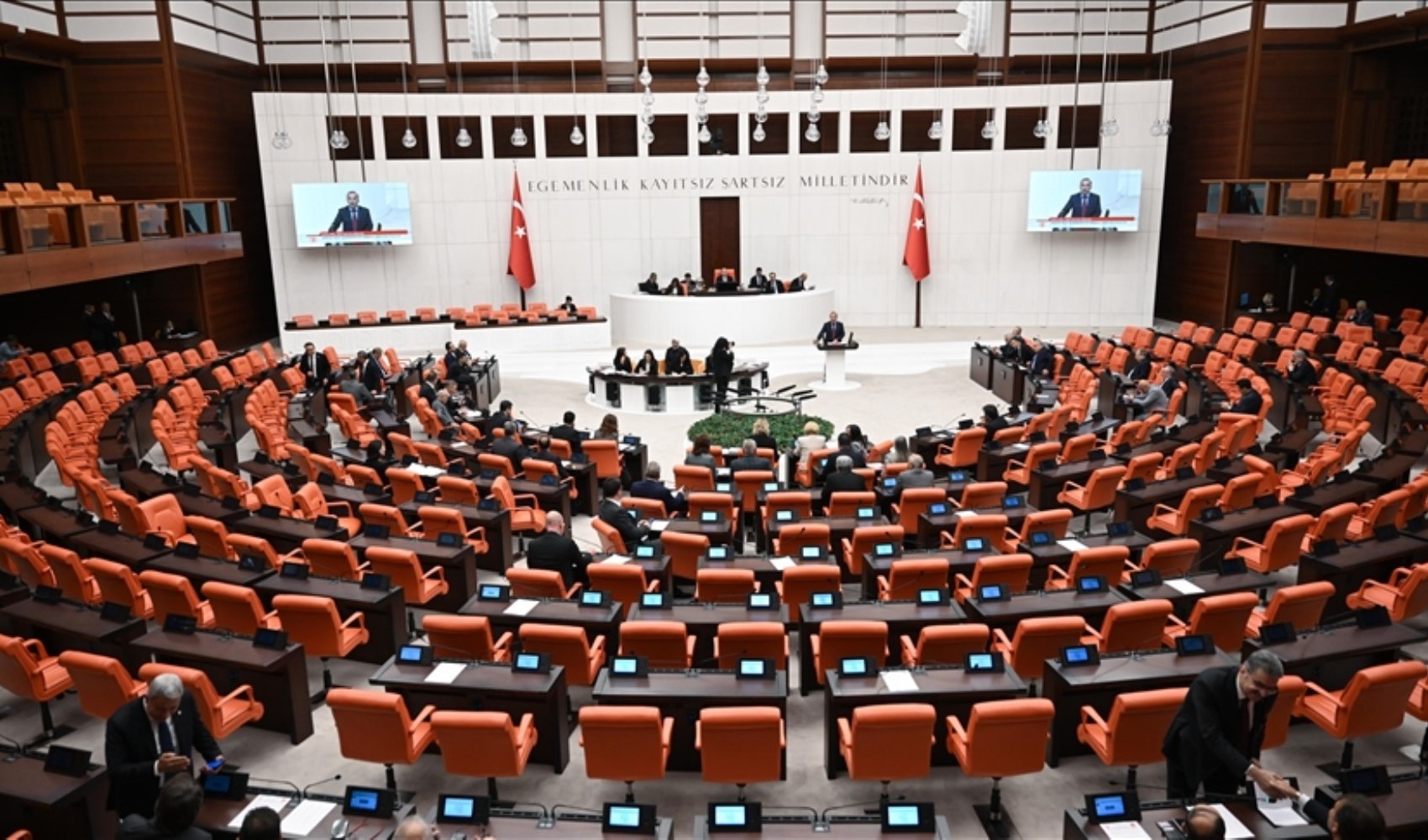 Dopo le dimissioni, un quadro curioso in Parlamento: superano 8 partiti