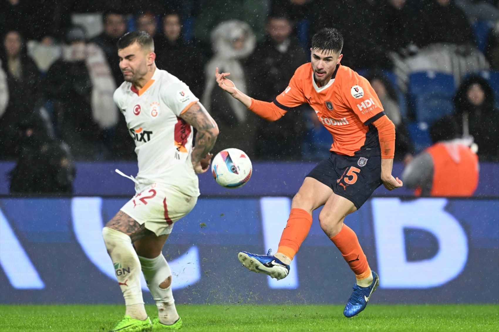 Trio ekibi yorumladı... Galatasaray'ın 2.golünde verilen karar doğru mu? Torreira kırmızı kart görmeli miydi?