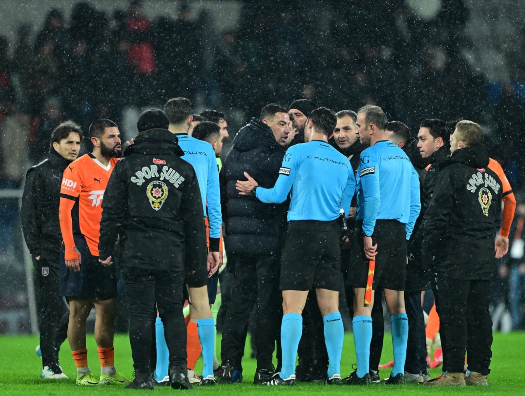 Trio ekibi yorumladı... Galatasaray'ın 2.golünde verilen karar doğru mu? Torreira kırmızı kart görmeli miydi?