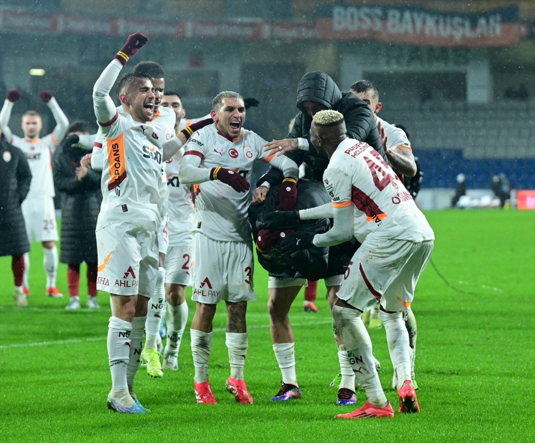 Trio ekibi yorumladı... Galatasaray'ın 2.golünde verilen karar doğru mu? Torreira kırmızı kart görmeli miydi?