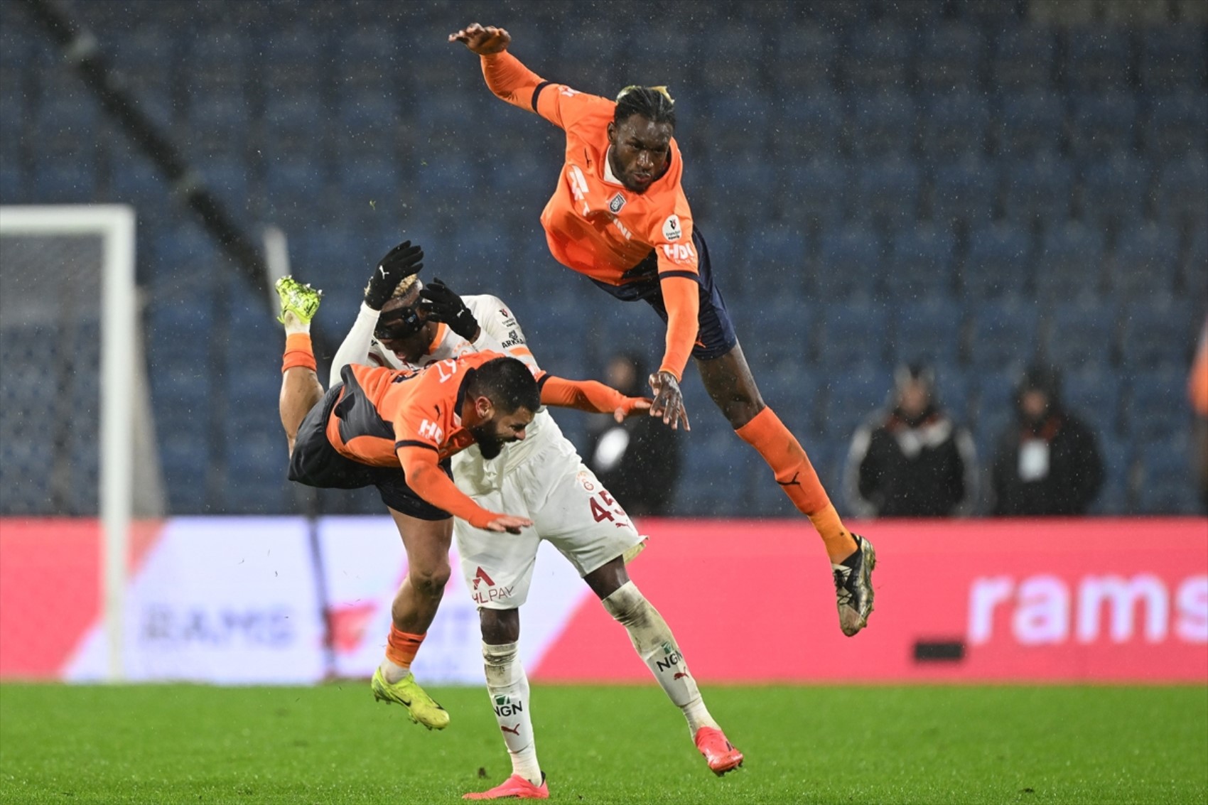 Trio ekibi yorumladı... Galatasaray'ın 2.golünde verilen karar doğru mu? Torreira kırmızı kart görmeli miydi?