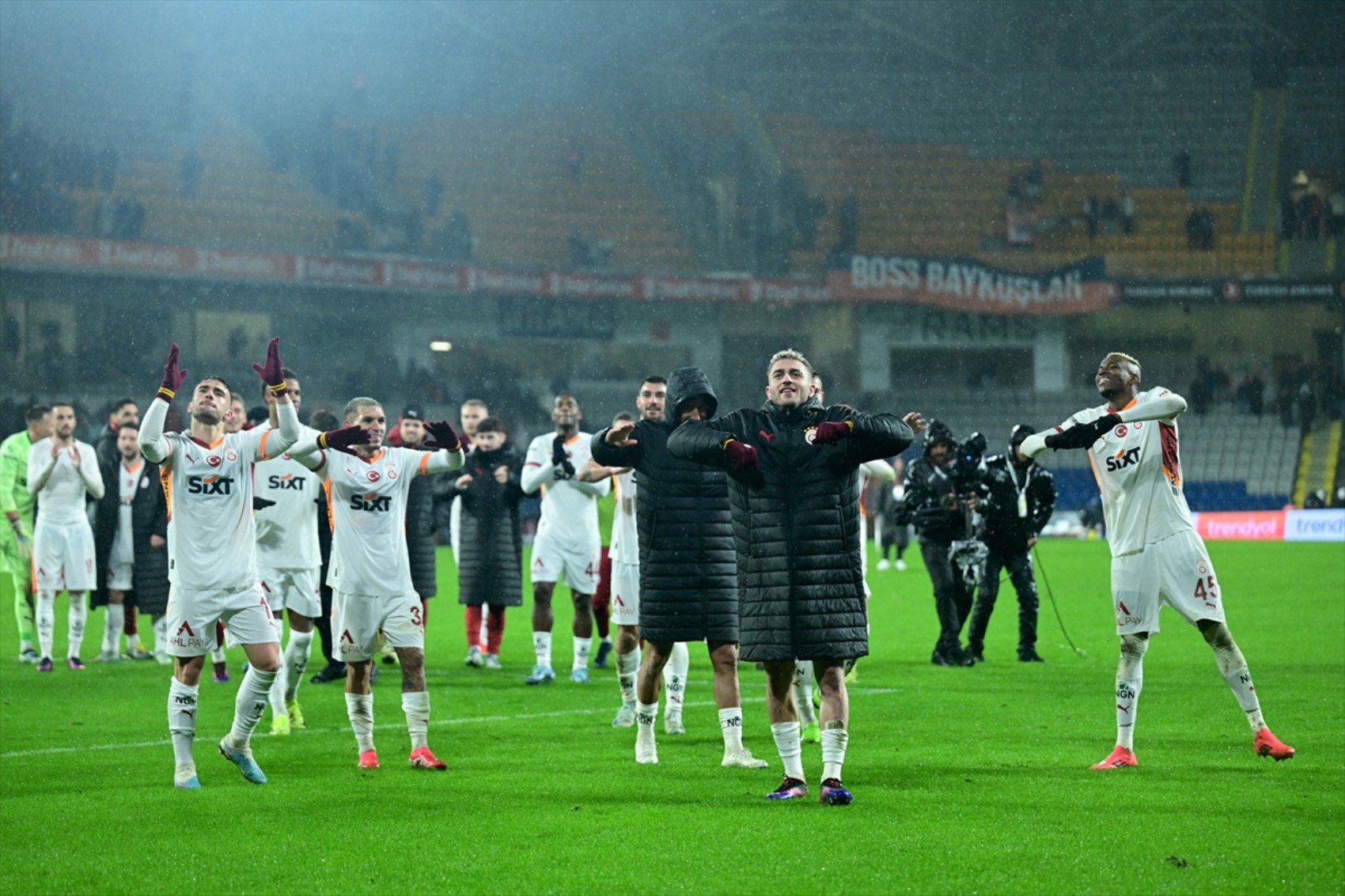 Trio ekibi yorumladı... Galatasaray'ın 2.golünde verilen karar doğru mu? Torreira kırmızı kart görmeli miydi?