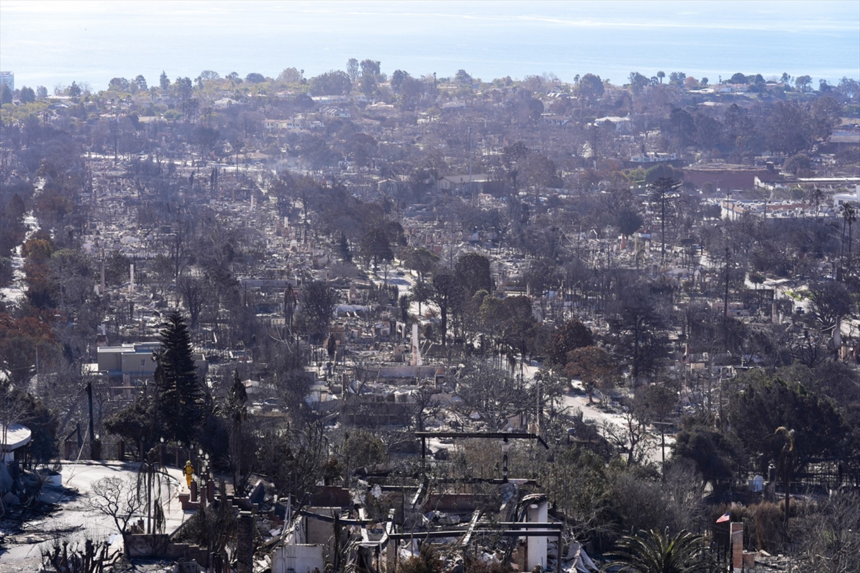 Los Angeles'taki orman yangınları devam ediyor: İtfaiyeciler hasarlı evleri inceliyor