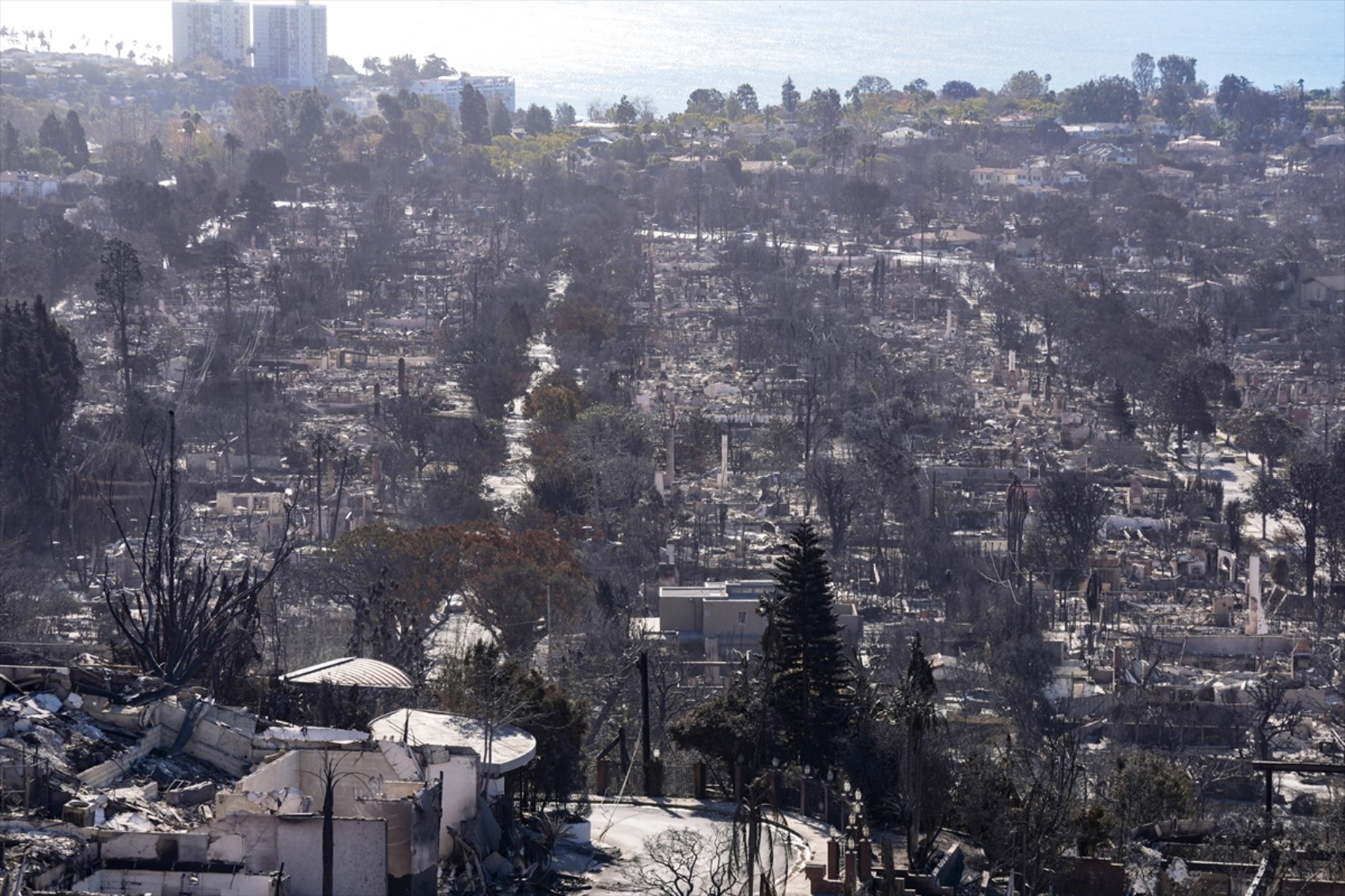 Los Angeles'taki orman yangınları devam ediyor: İtfaiyeciler hasarlı evleri inceliyor