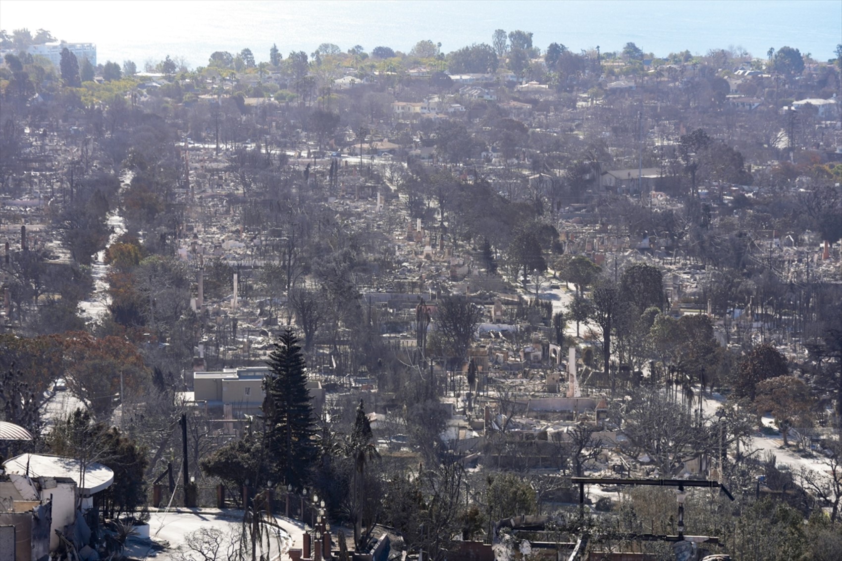 Los Angeles'taki orman yangınları devam ediyor: İtfaiyeciler hasarlı evleri inceliyor