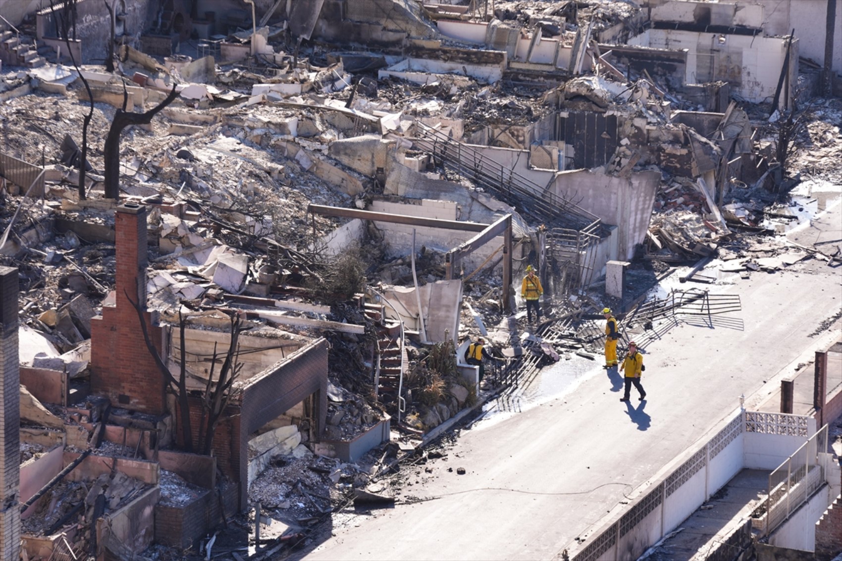 Los Angeles'taki orman yangınları devam ediyor: İtfaiyeciler hasarlı evleri inceliyor