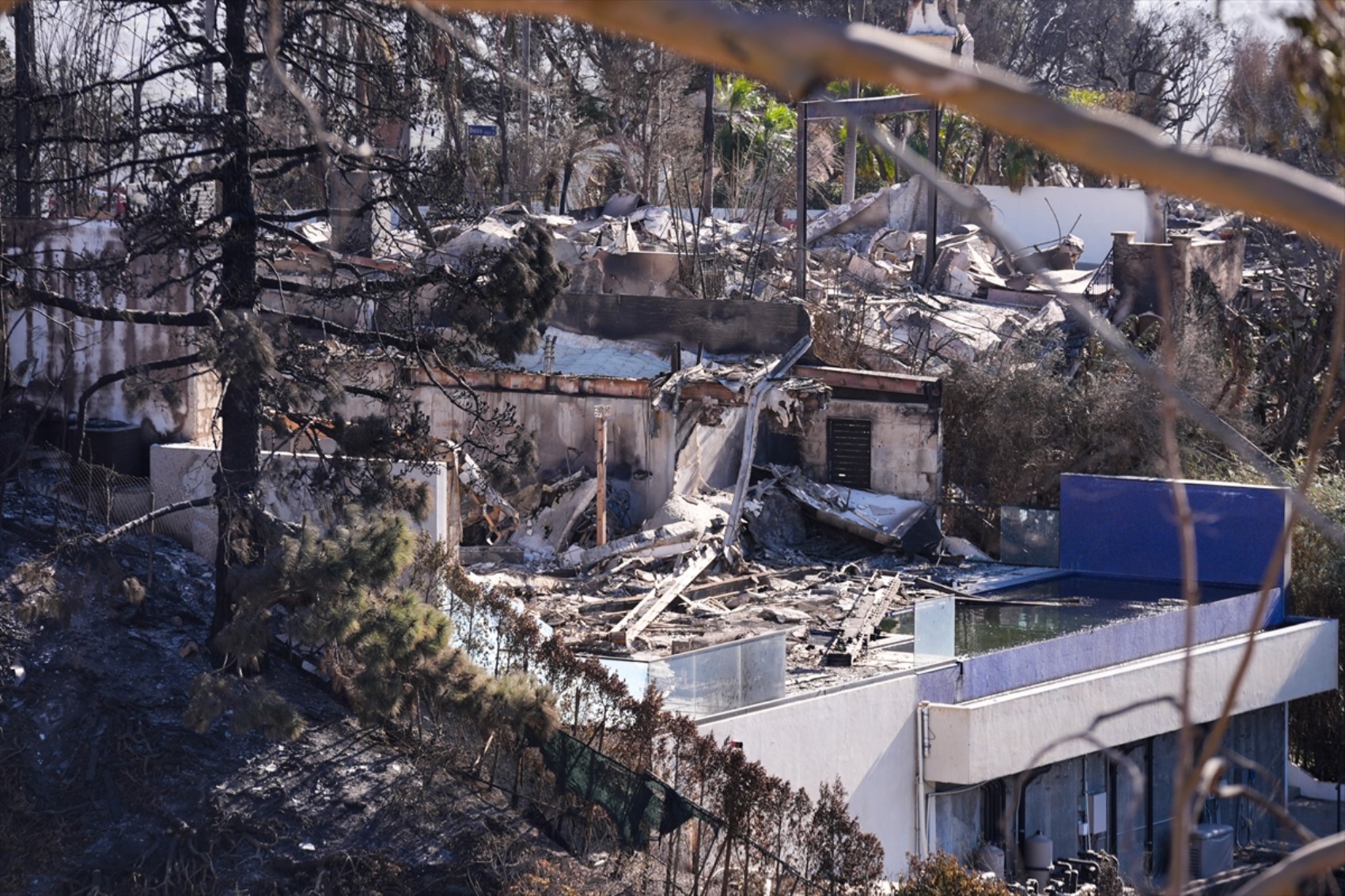 Los Angeles'taki orman yangınları devam ediyor: İtfaiyeciler hasarlı evleri inceliyor