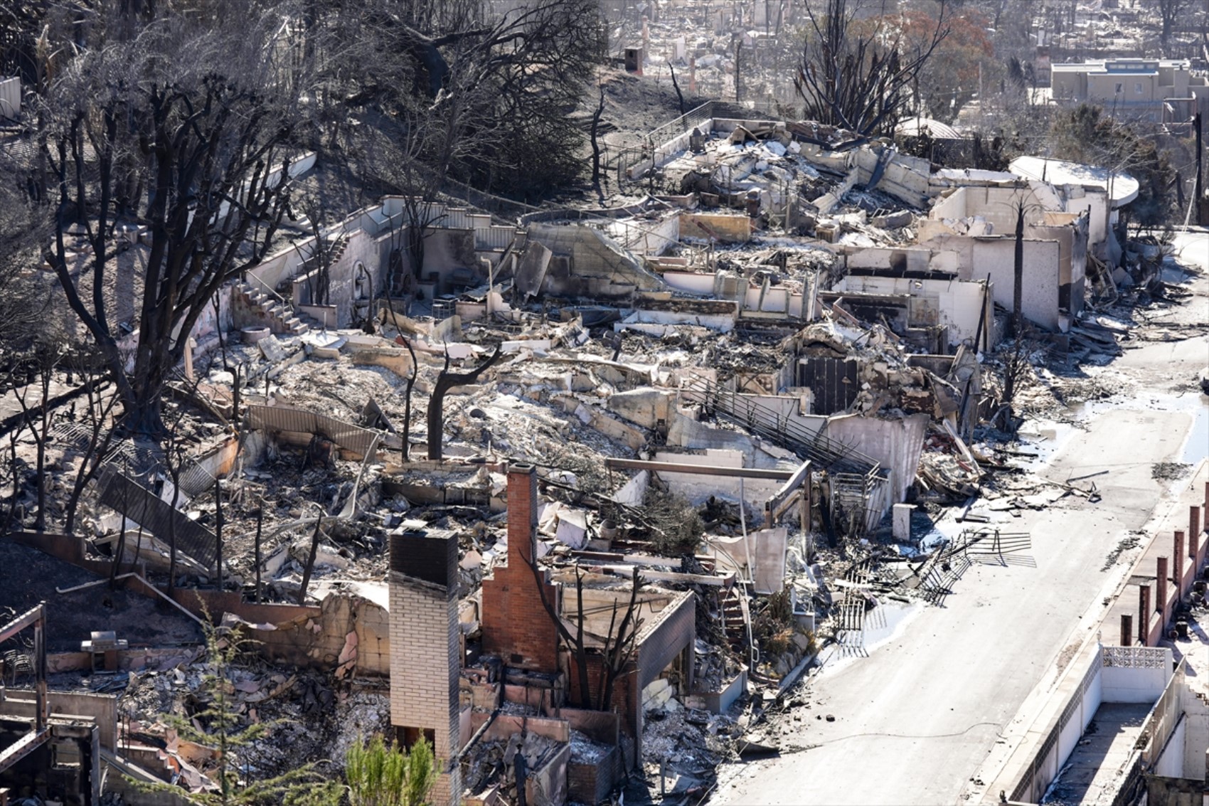 Los Angeles'taki orman yangınları devam ediyor: İtfaiyeciler hasarlı evleri inceliyor