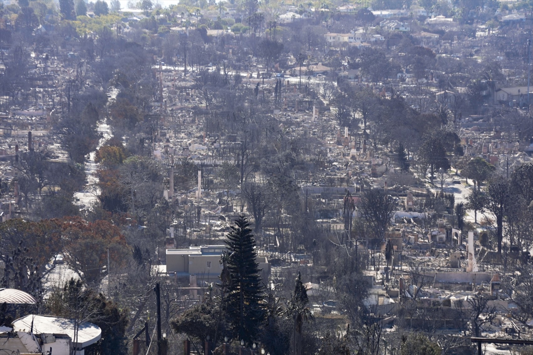 Los Angeles'taki orman yangınları devam ediyor: İtfaiyeciler hasarlı evleri inceliyor