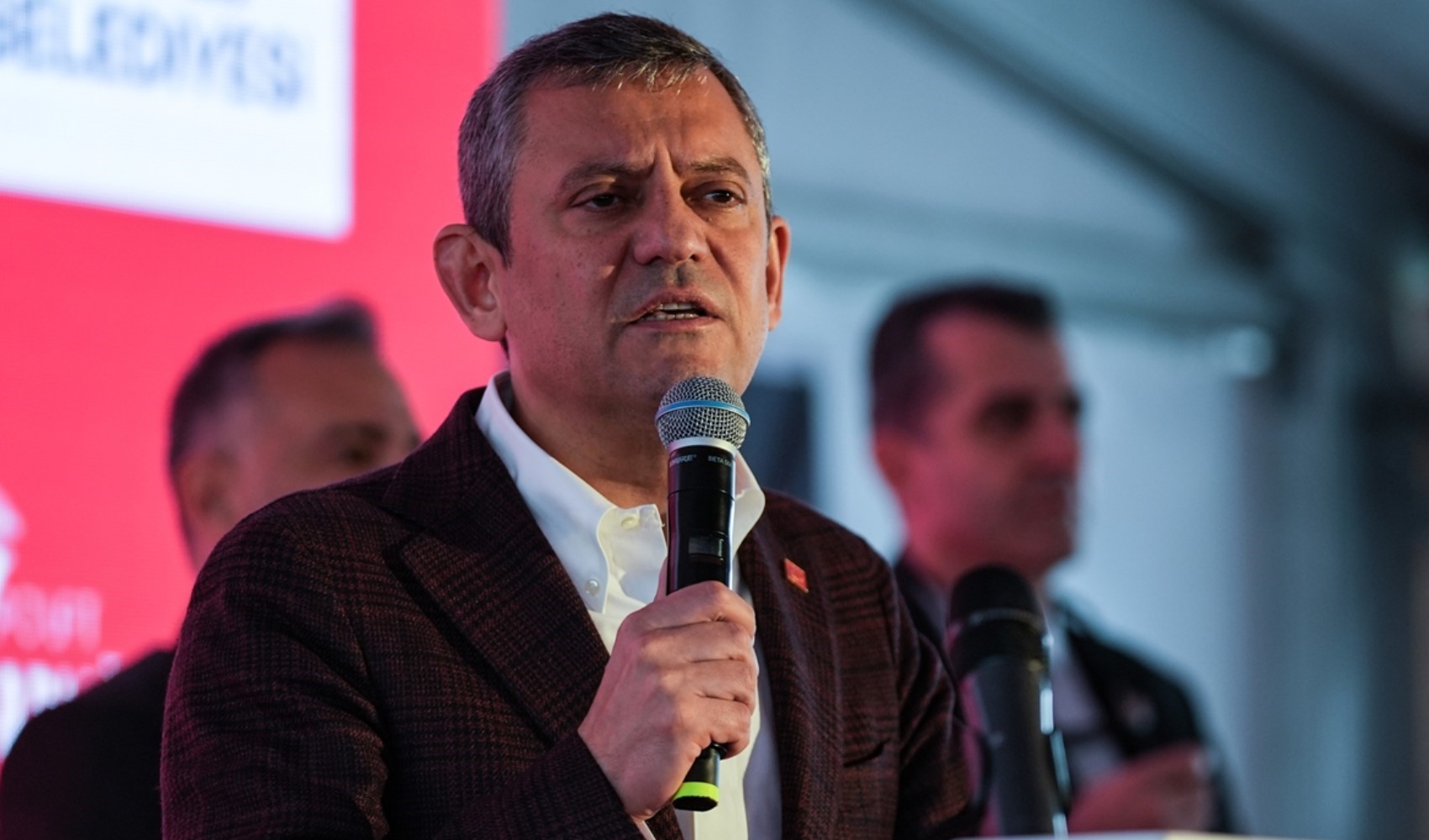 Özgür Özel'den gizli pazarlık uyarısı: 'Anayasayı değiştirmeyiz, demokratik adımların yanındayız'