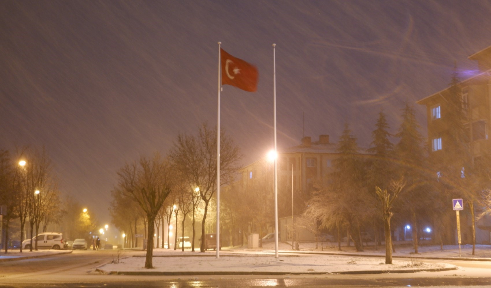 Kar kalınlığı 10 santimetreye ulaştı, okullar tatil edildi