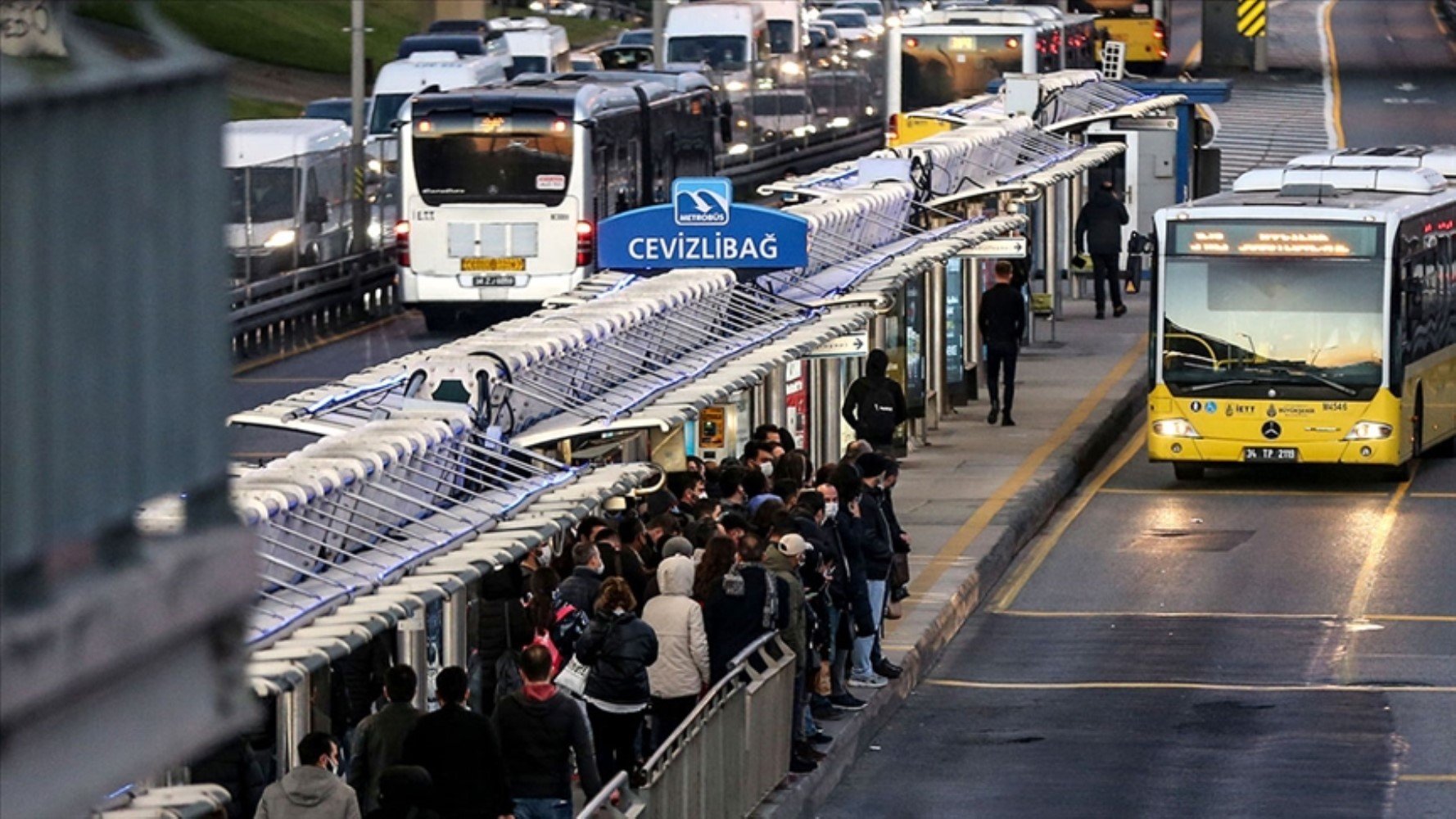 İstanbul'da toplu taşıma ücretlerine ne kadar zam geldi? Yeni tarifeler nasıl oldu? Metro, metrobüs, Marmaray ne kadar oldu?