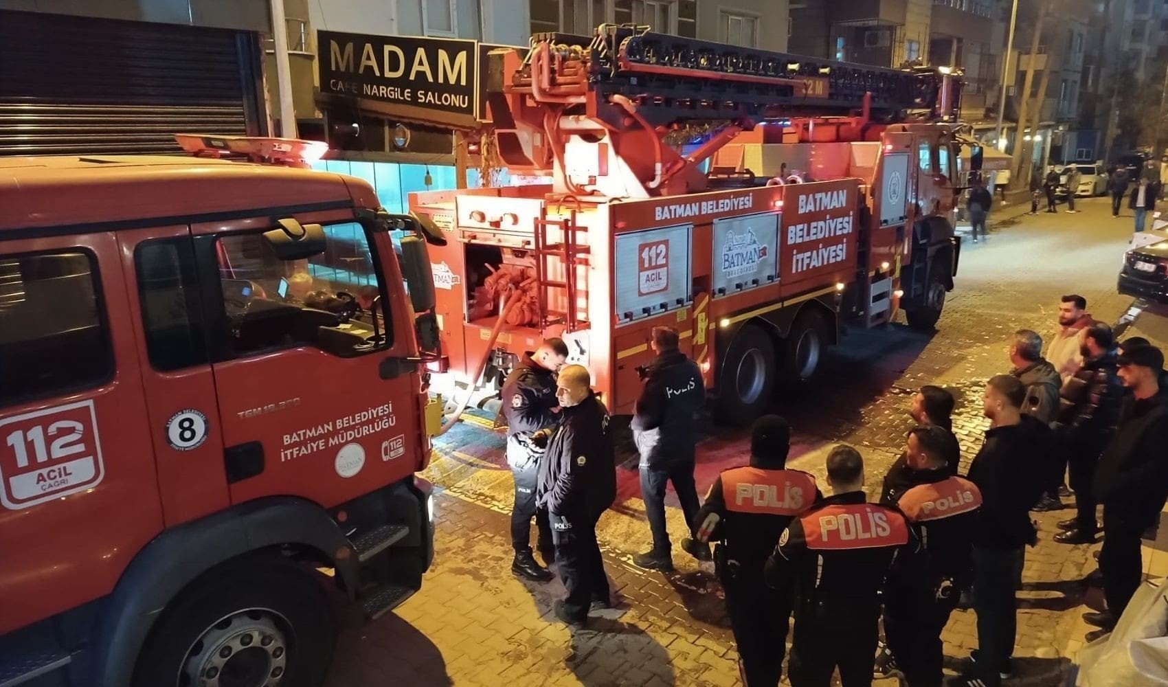 Batman'da bir kadın evini ateşe verip komşularından yardım istedi