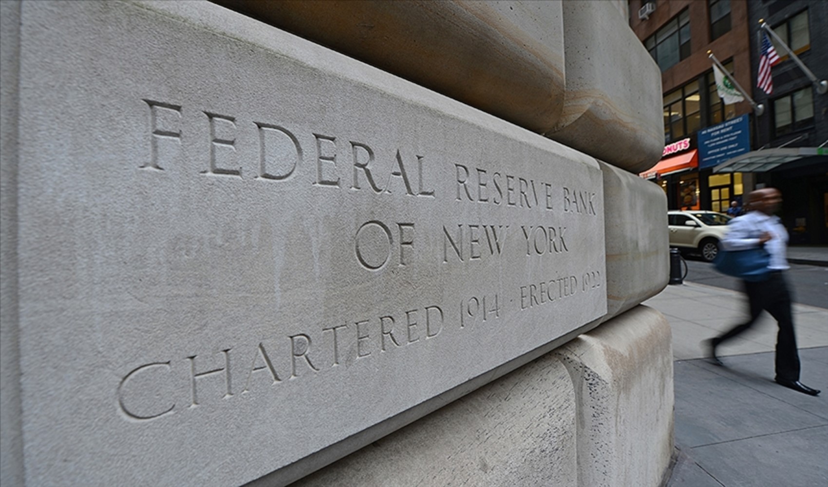 New York Fed binasının girişindeki taş levha.