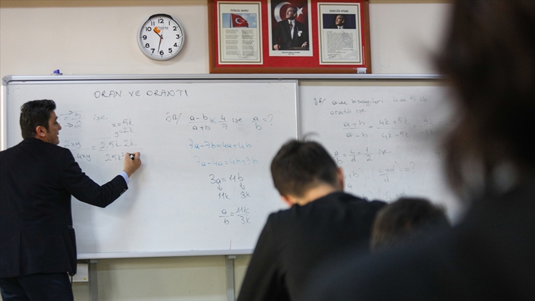 MEB, sözleşmeli öğretmenlik için yeni yönetmeliği yayımladı: Şartlar belli oldu