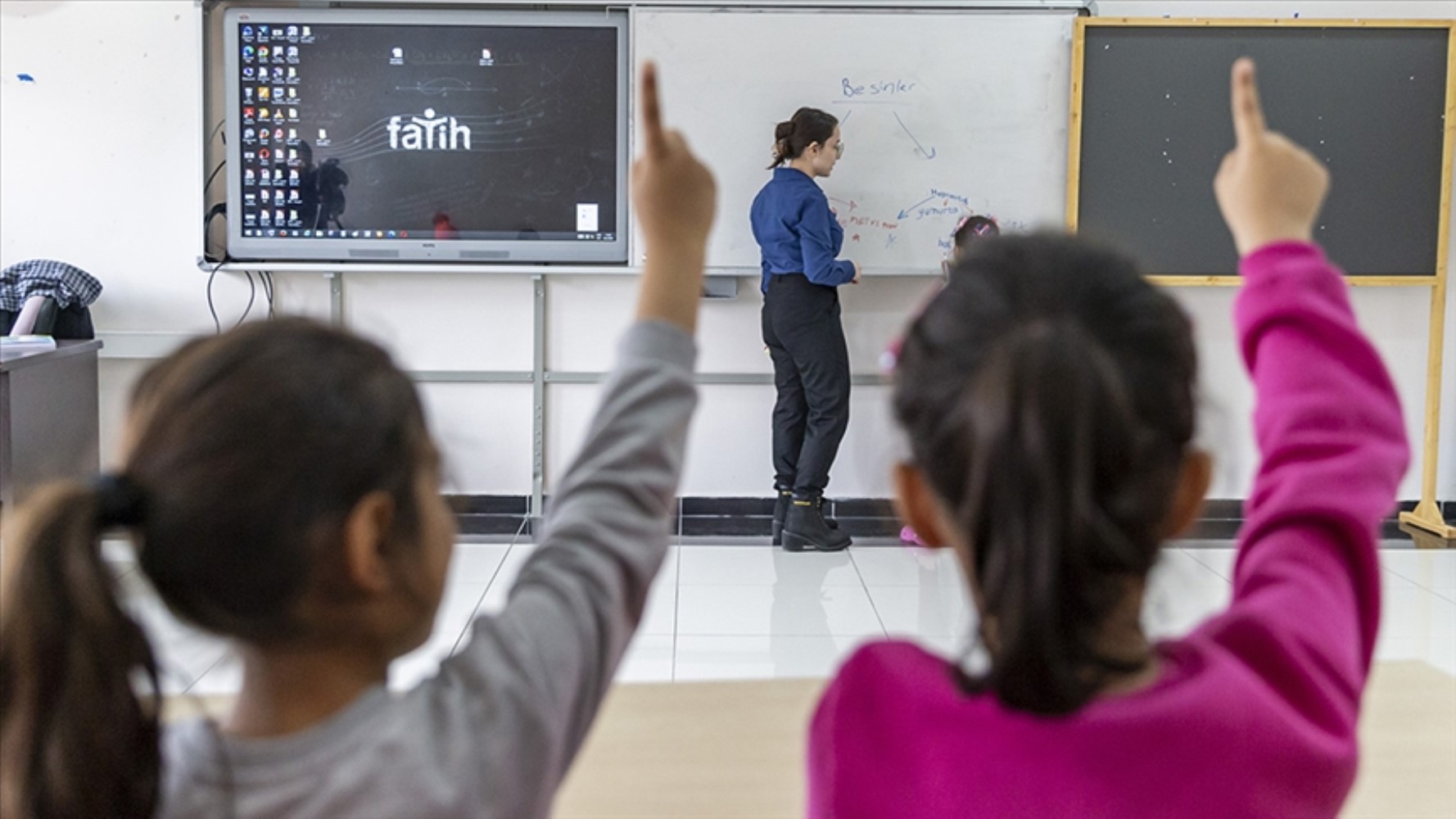 MEB, sözleşmeli öğretmenlik için yeni yönetmeliği yayımladı: Şartlar belli oldu