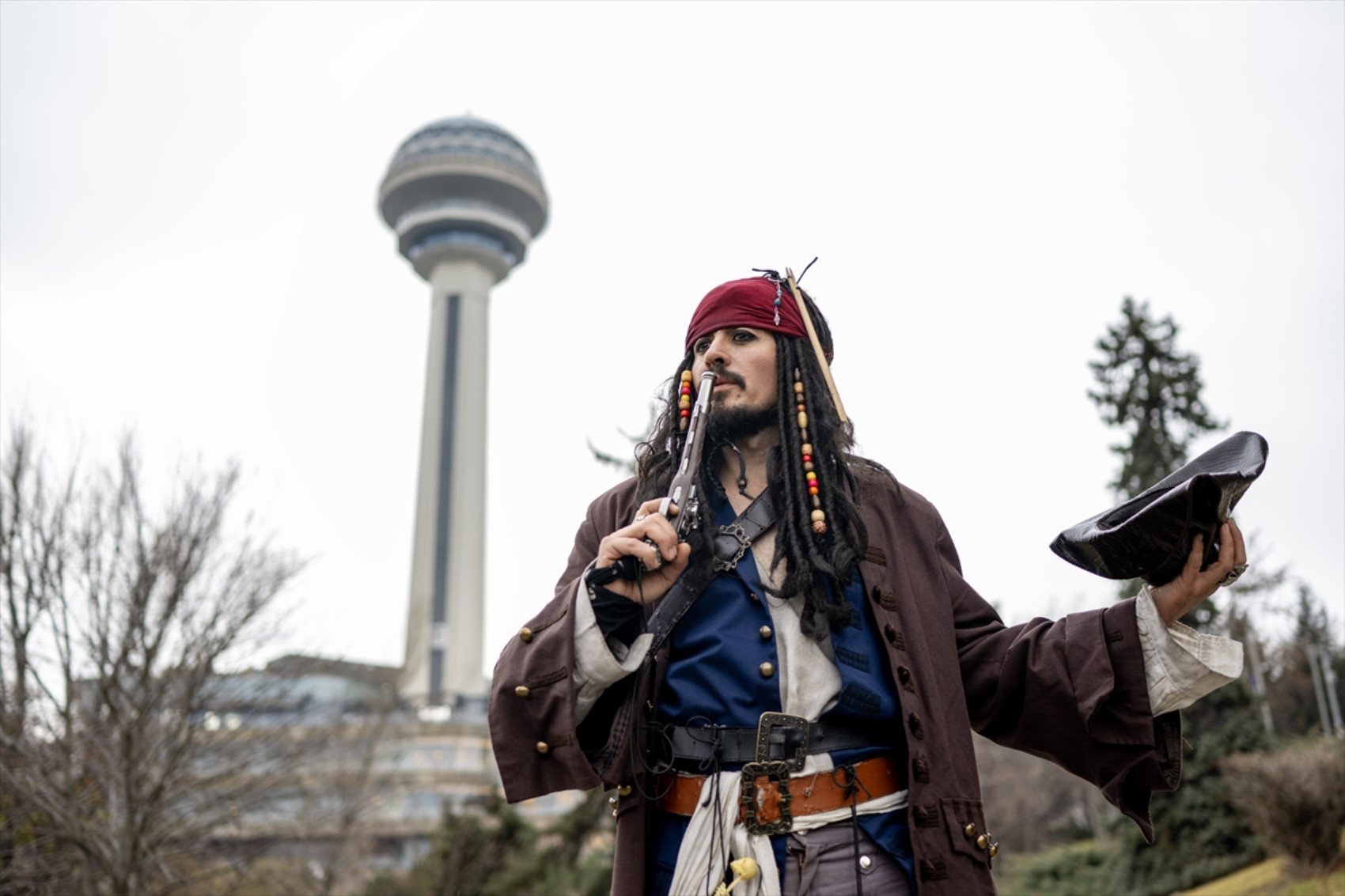 Okey oynadı, metroya binip kenti dolaştı... Yerli 'Jack Sparrow'un asıl mesleği bakın ne çıktı