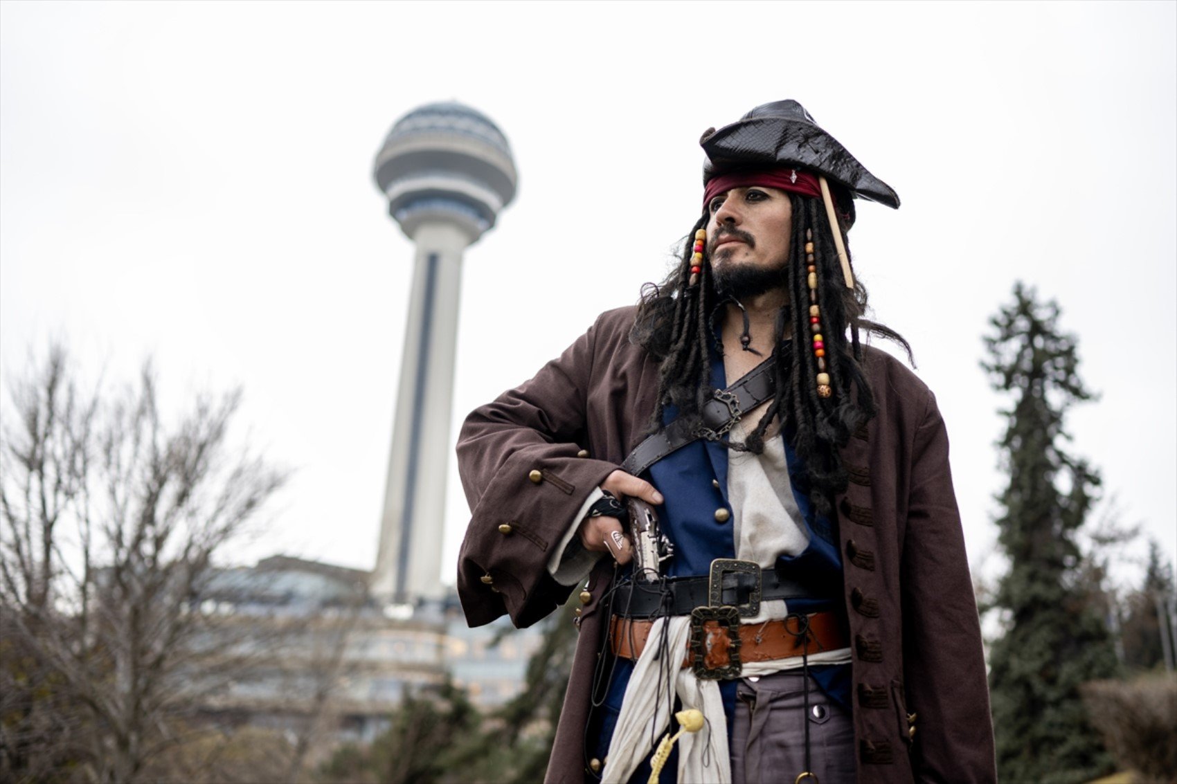 Okey oynadı, metroya binip kenti dolaştı... Yerli 'Jack Sparrow'un asıl mesleği bakın ne çıktı