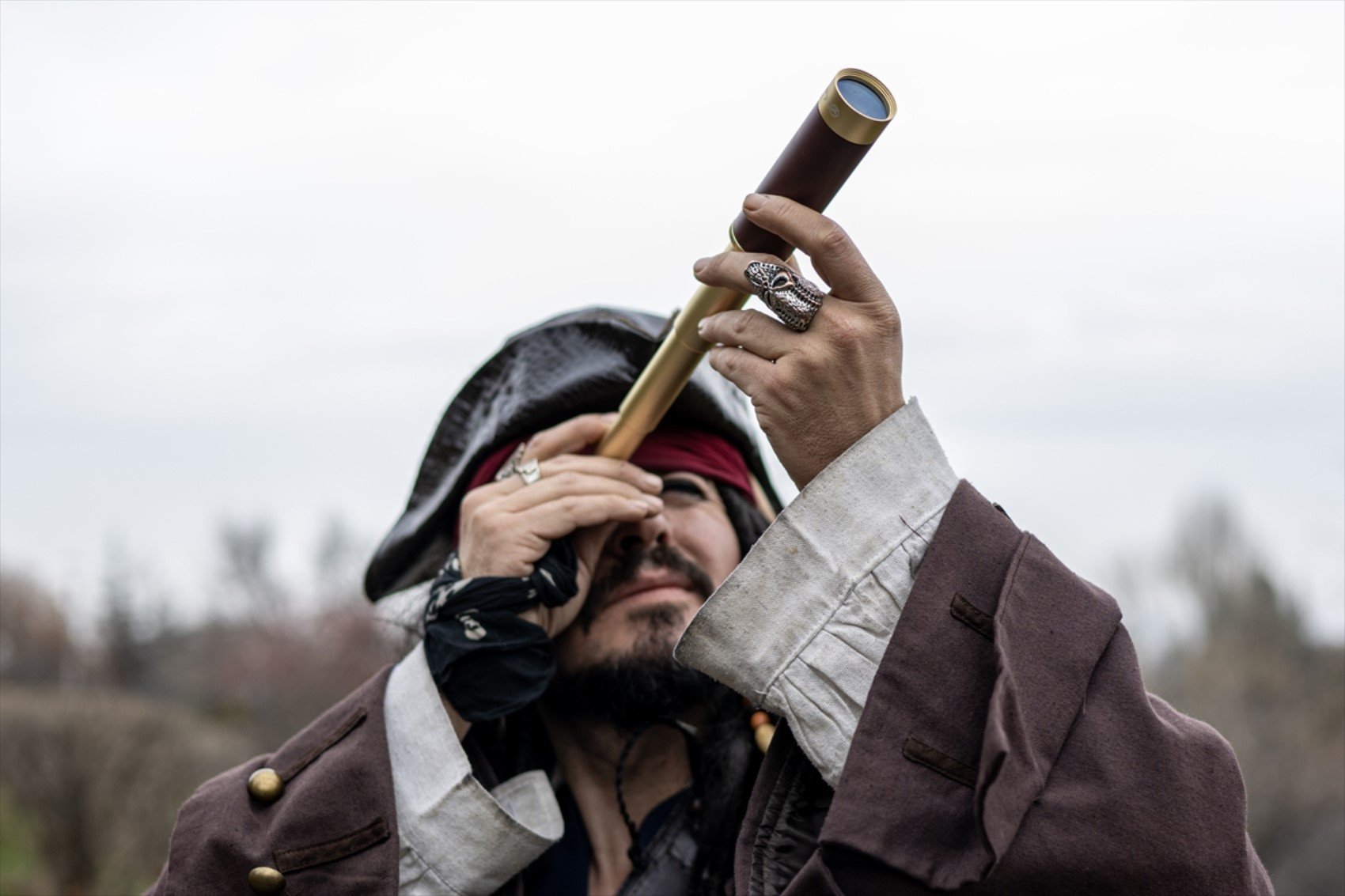 Okey oynadı, metroya binip kenti dolaştı... Yerli 'Jack Sparrow'un asıl mesleği bakın ne çıktı