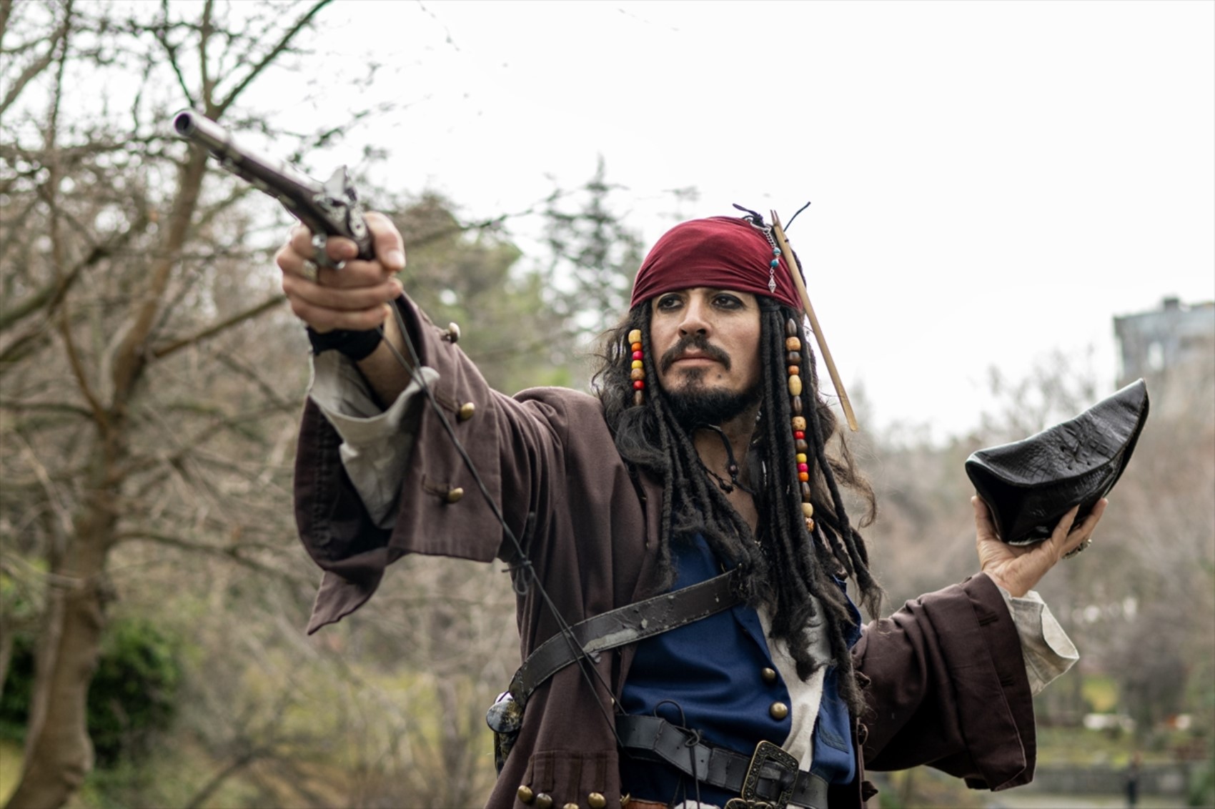 Okey oynadı, metroya binip kenti dolaştı... Yerli 'Jack Sparrow'un asıl mesleği bakın ne çıktı