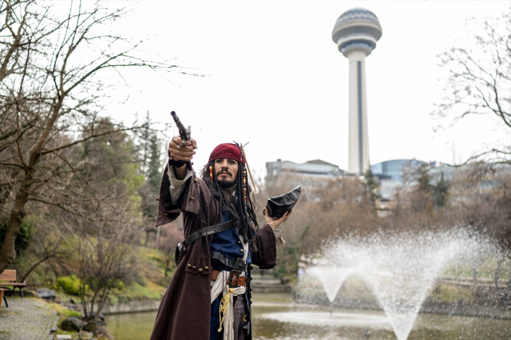 Okey oynadı, metroya binip kenti dolaştı... Yerli 'Jack Sparrow'un asıl mesleği bakın ne çıktı