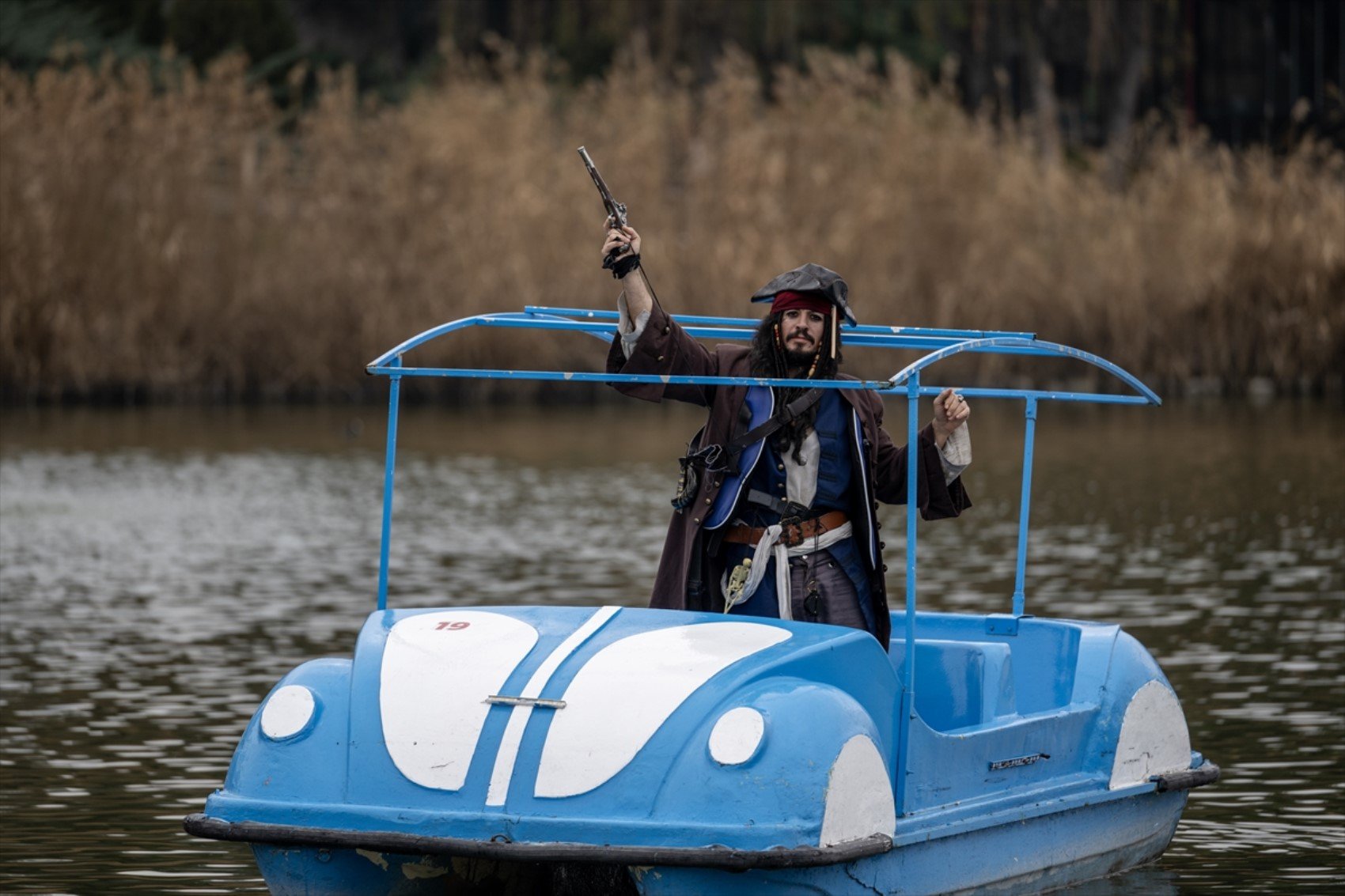 Okey oynadı, metroya binip kenti dolaştı... Yerli 'Jack Sparrow'un asıl mesleği bakın ne çıktı