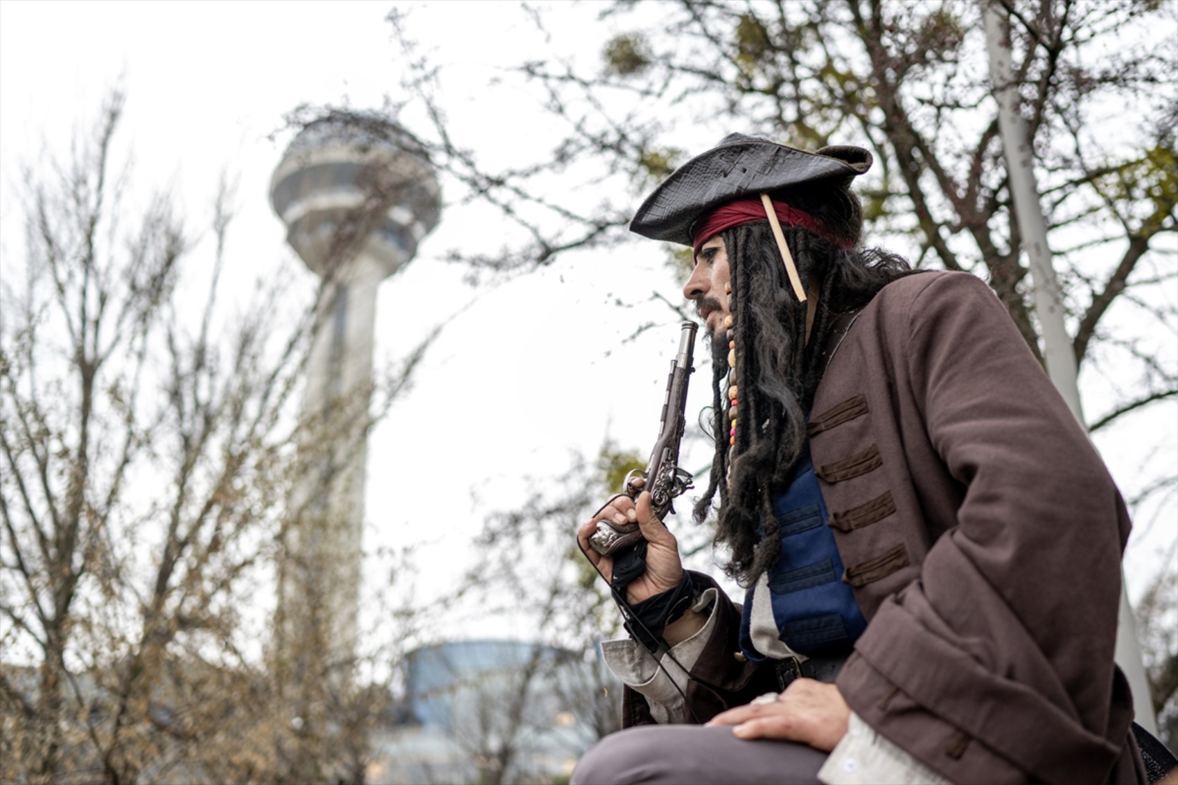 Okey oynadı, metroya binip kenti dolaştı... Yerli 'Jack Sparrow'un asıl mesleği bakın ne çıktı