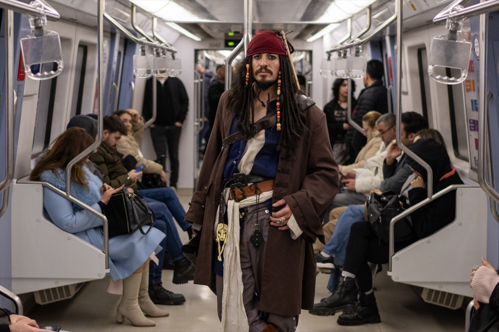 Okey oynadı, metroya binip kenti dolaştı... Yerli 'Jack Sparrow'un asıl mesleği bakın ne çıktı