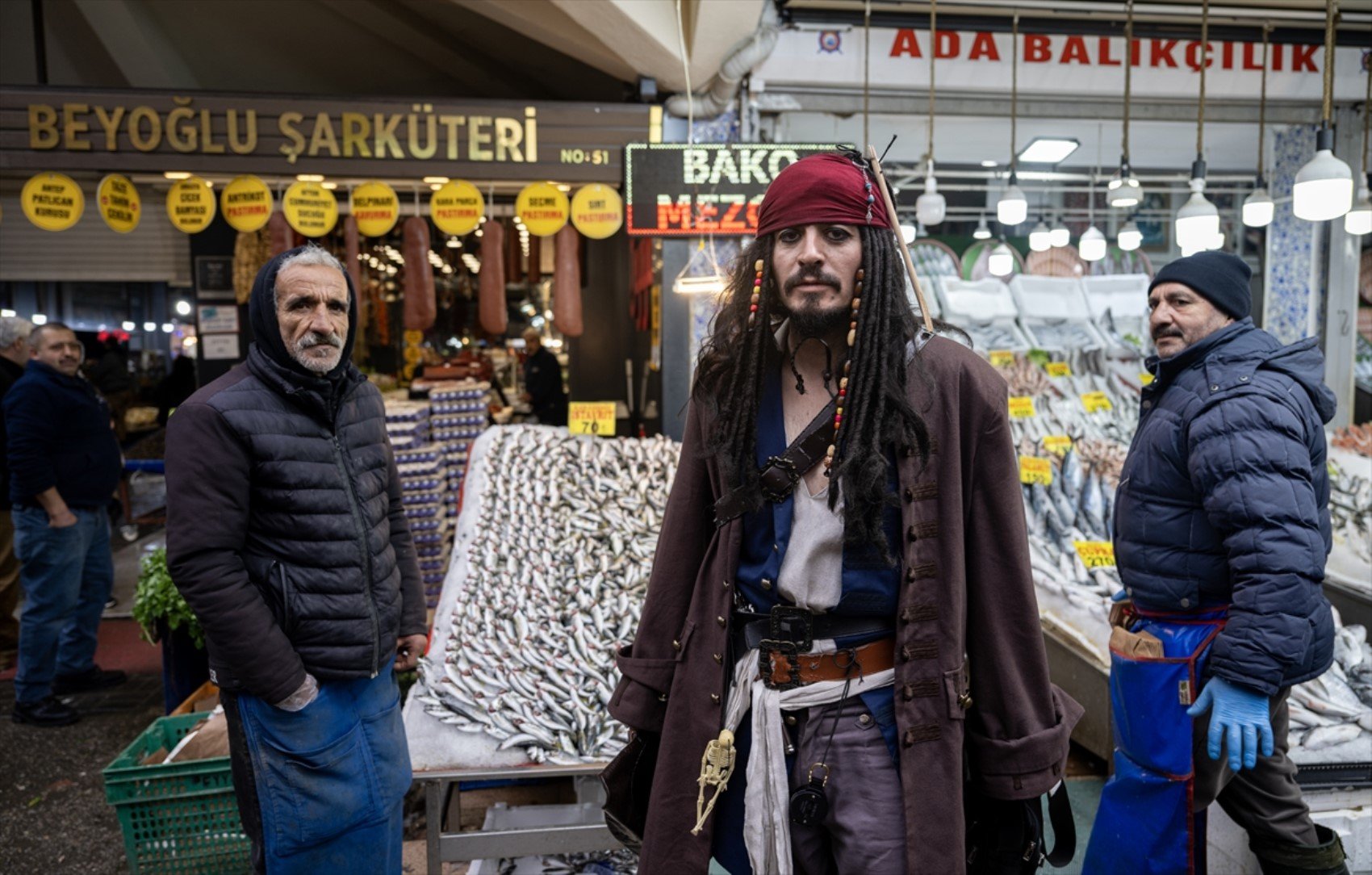 Okey oynadı, metroya binip kenti dolaştı... Yerli 'Jack Sparrow'un asıl mesleği bakın ne çıktı