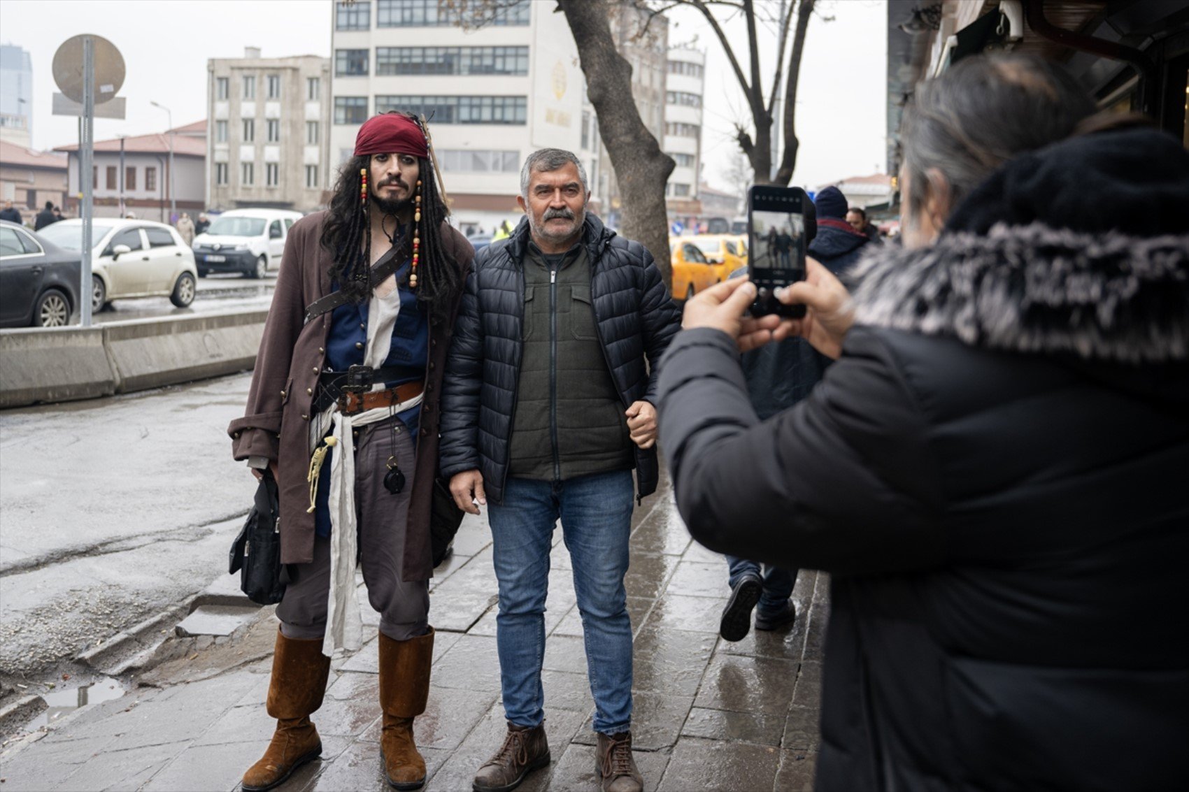 Okey oynadı, metroya binip kenti dolaştı... Yerli 'Jack Sparrow'un asıl mesleği bakın ne çıktı