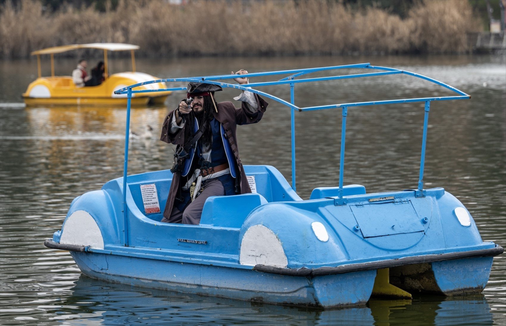 Okey oynadı, metroya binip kenti dolaştı... Yerli 'Jack Sparrow'un asıl mesleği bakın ne çıktı