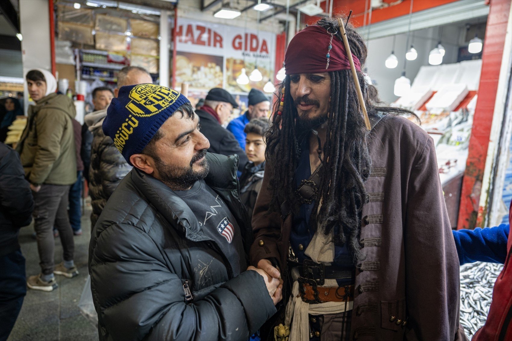 Okey oynadı, metroya binip kenti dolaştı... Yerli 'Jack Sparrow'un asıl mesleği bakın ne çıktı